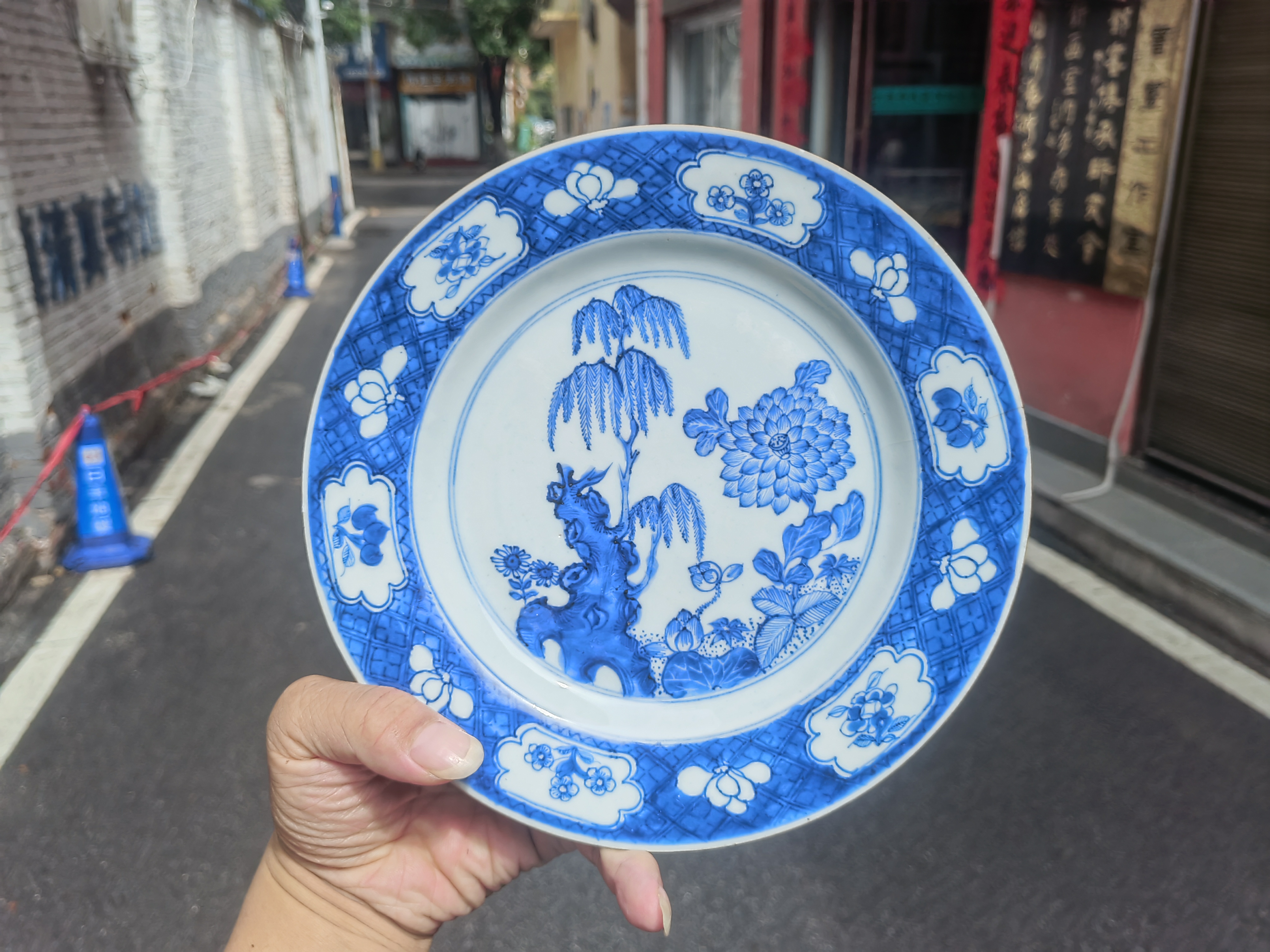 柳树与荷花组合在中国传统文化中暗示爱情,这一象征源于诗词,文化意象