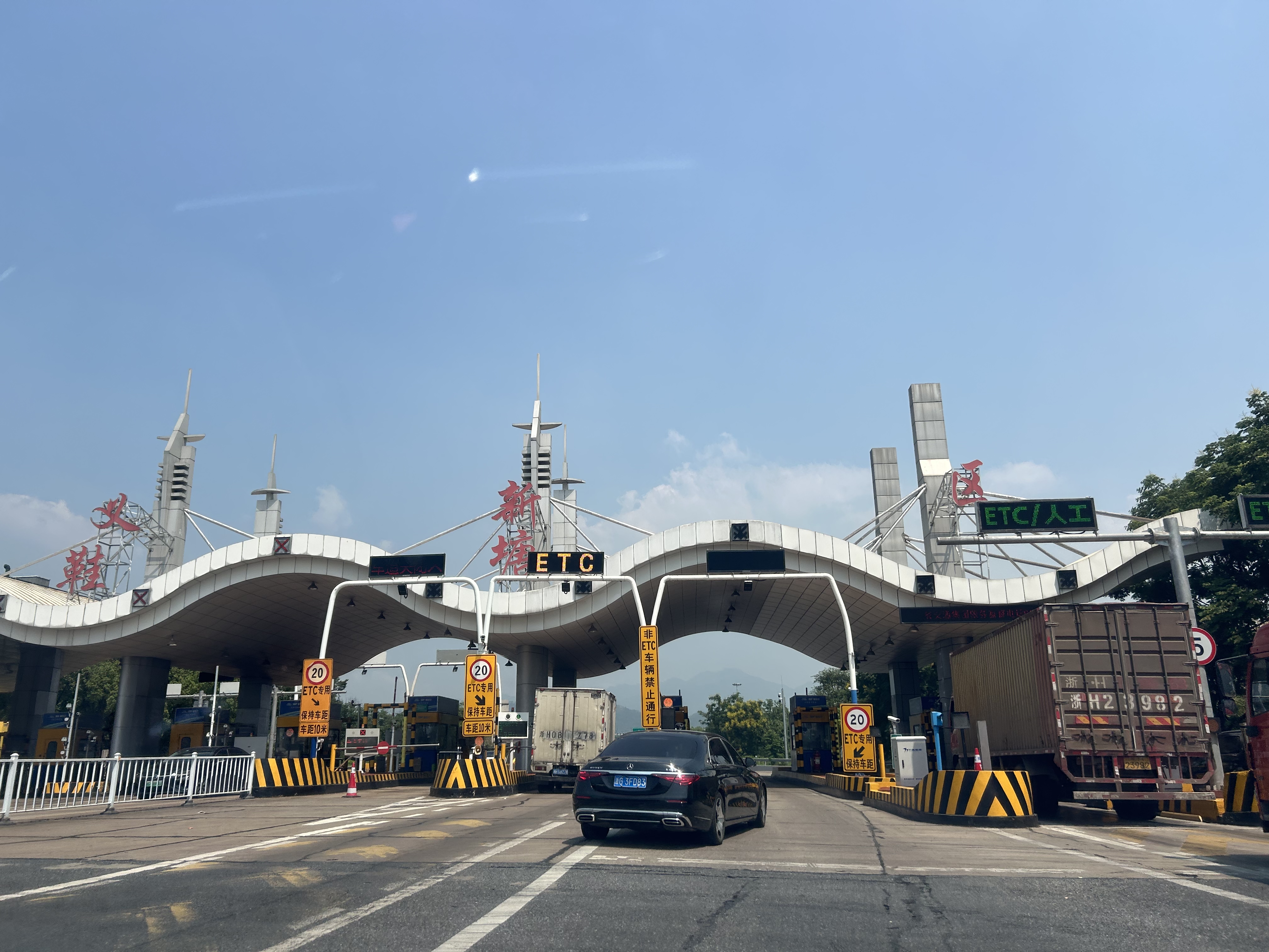 我习惯拍下每个高速入口,这个入口的照片上,少拍了一个"金"字