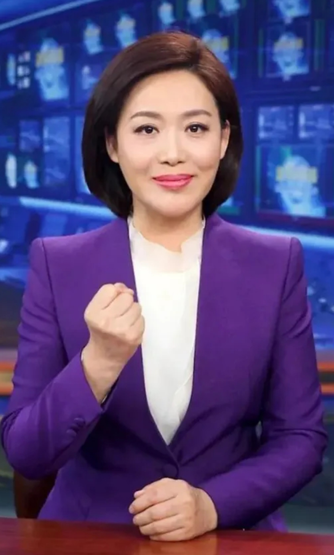 10月8号晚上还穿着蓝色西装搭档严于信稳稳播报《新闻联播》结果第