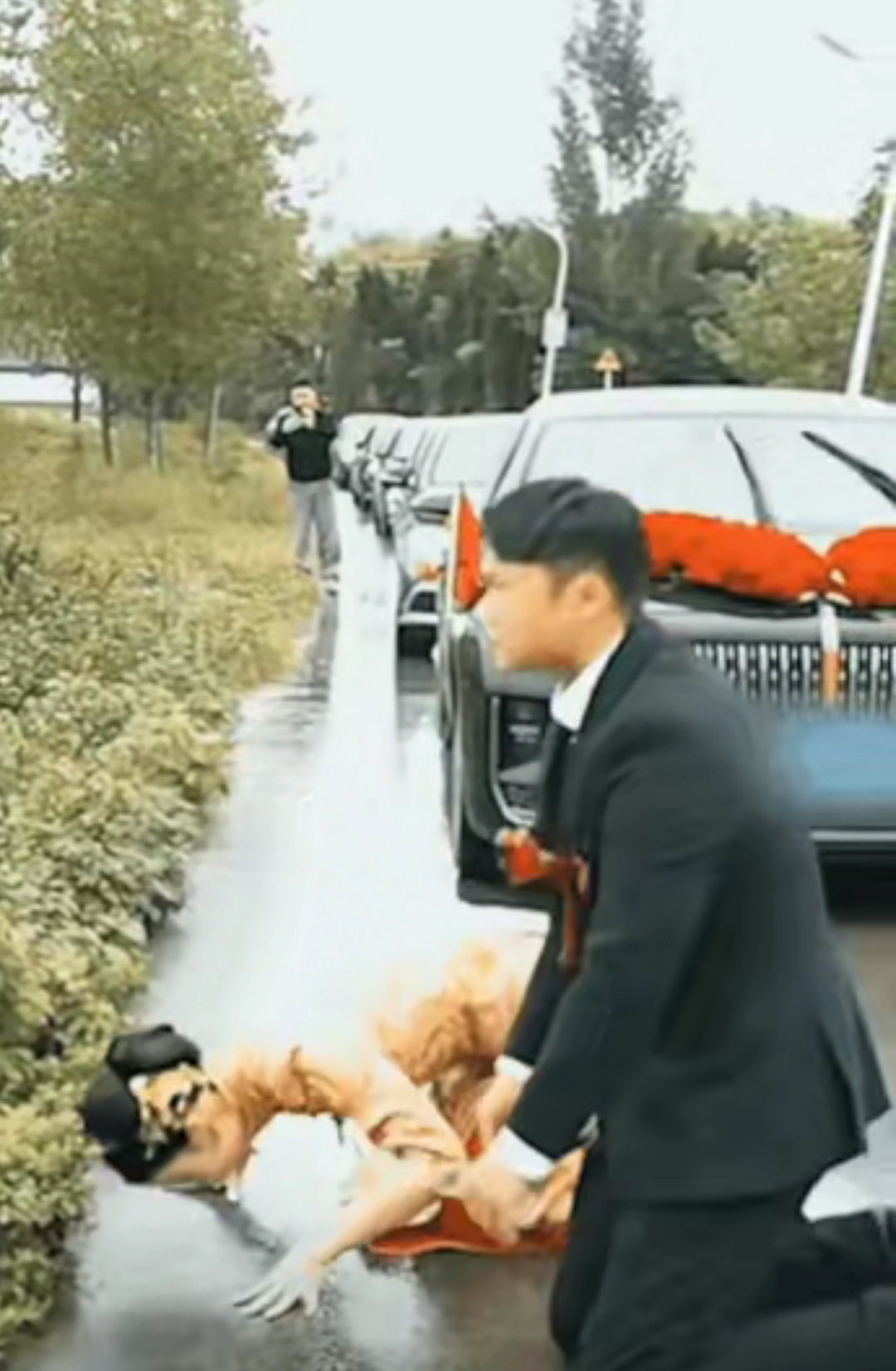 穿婚纱跪泥水里哭喊爸爸新郎跟着跪成泪人