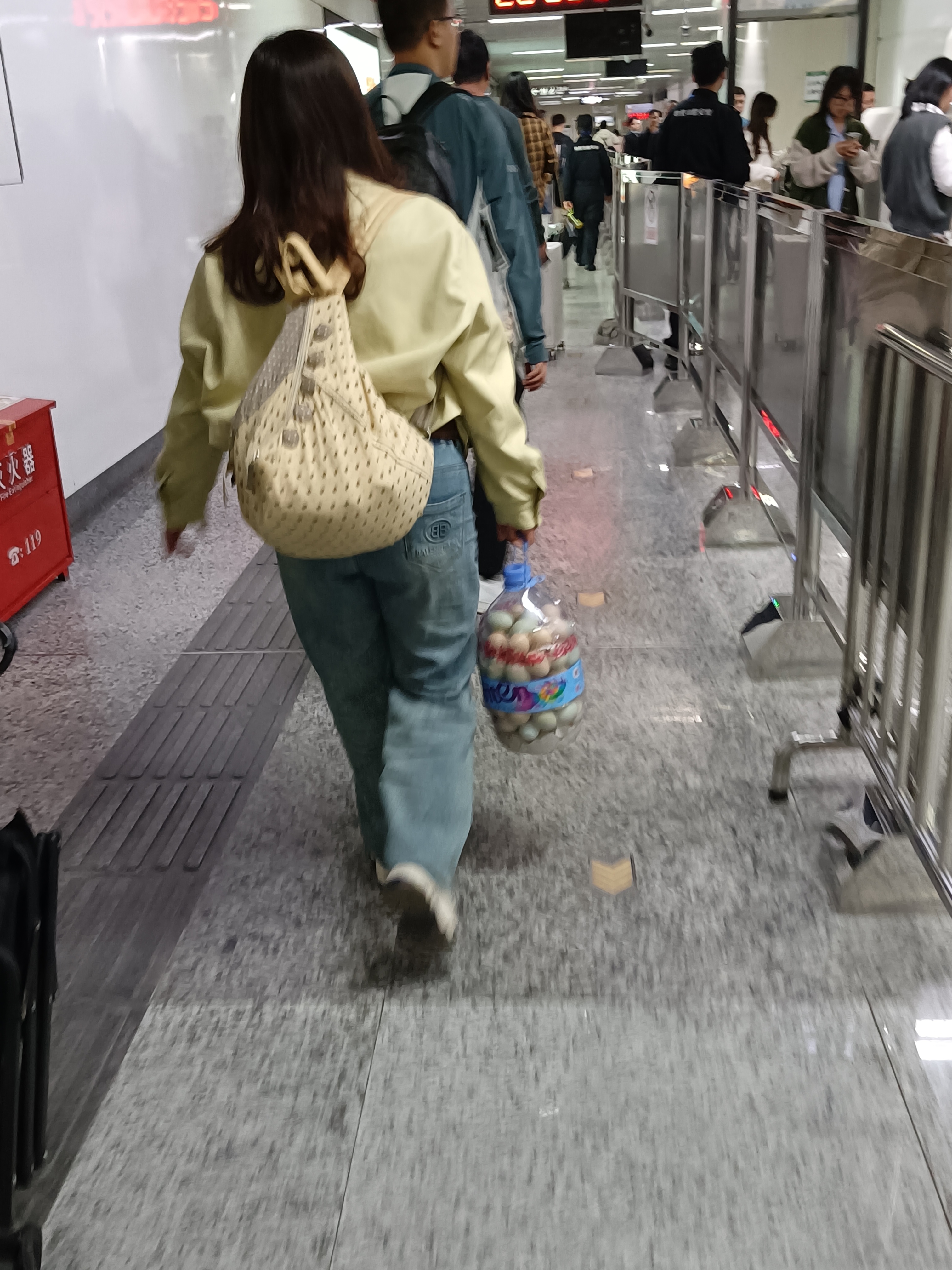 我与一位专职炒股的朋友乘坐地铁看到前面一个女孩提着一桶鸡蛋装