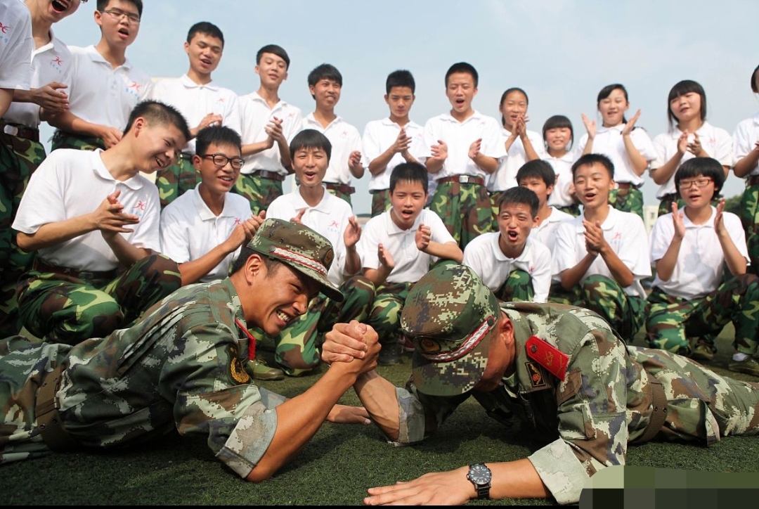 姥爷说,有一年他和战友在院子里乘凉,两人都光着膀