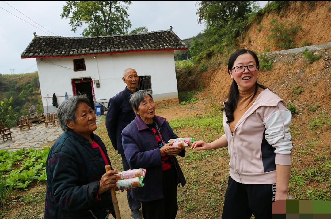 我们村里选了几个比较贫困的孩子到镇里接受上级的捐助,每个孩子差不