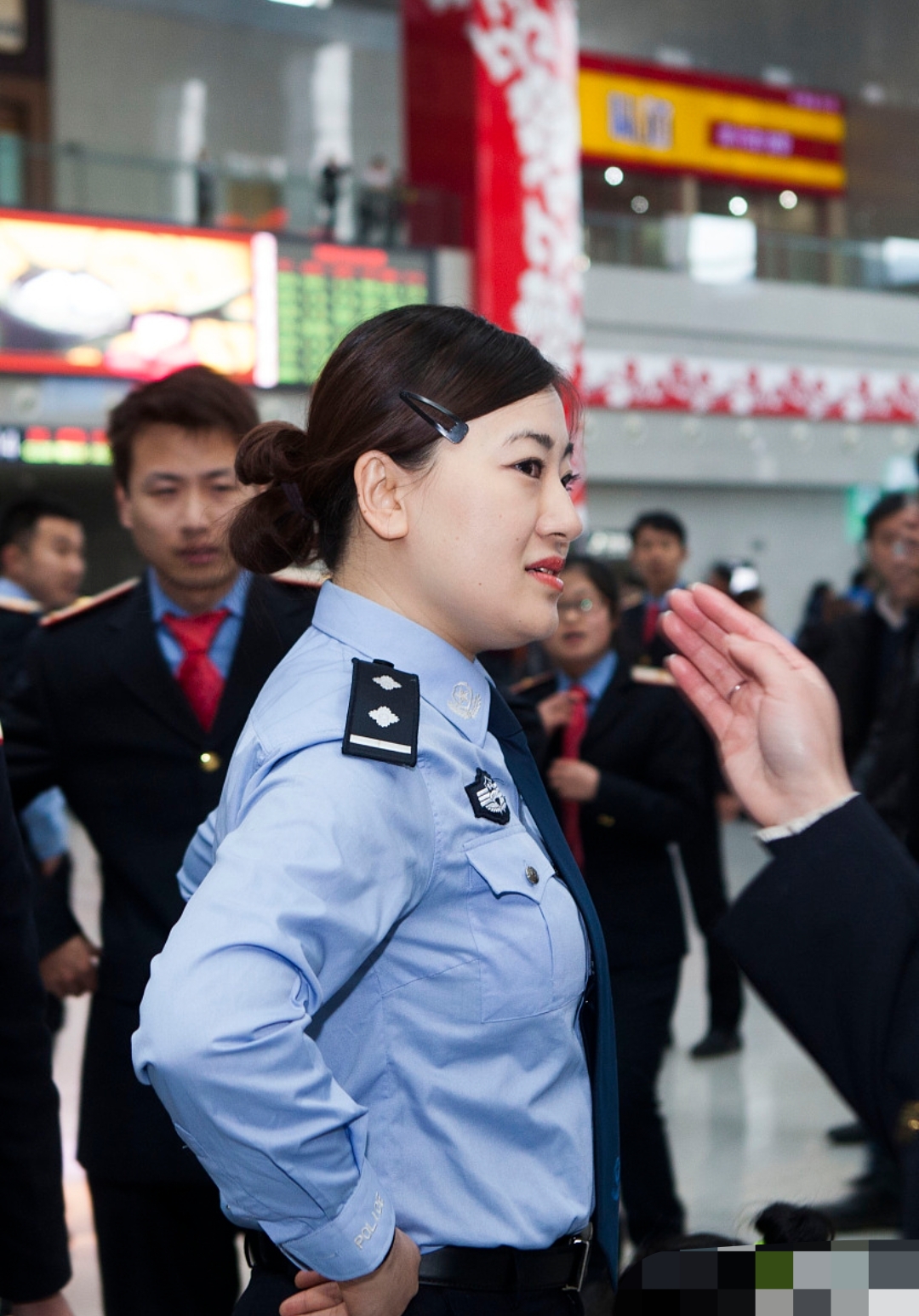 他让我去找我那位做辅警的闺蜜,用刑警专用系统查询一下相关情况