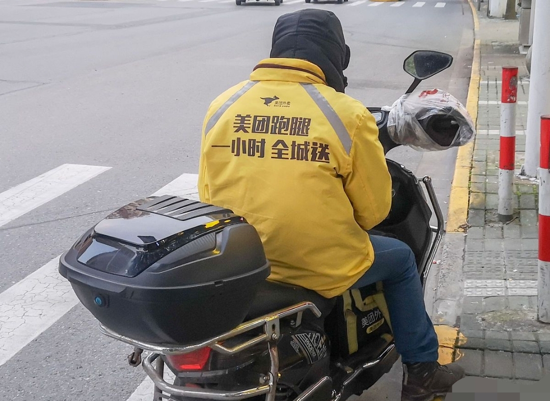 有一栋老旧的楼梯房,我爬到901室敲门,敲了好久都