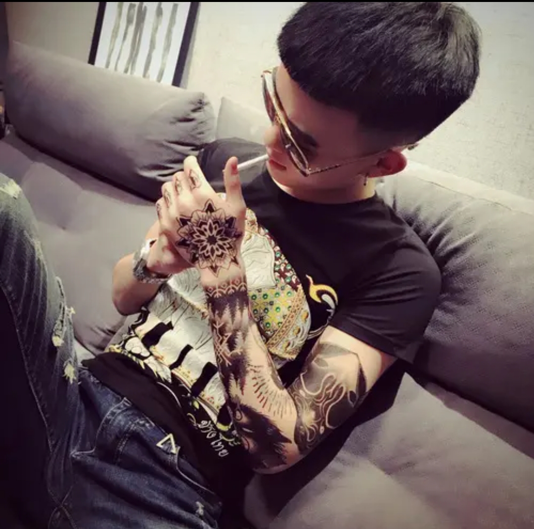 帅气男生混社会的图片纹身小伙霸气