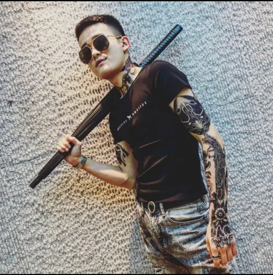 却很多都是光棍,老大不小了,妹子的手都精神小伙图片男人混社会的霸气