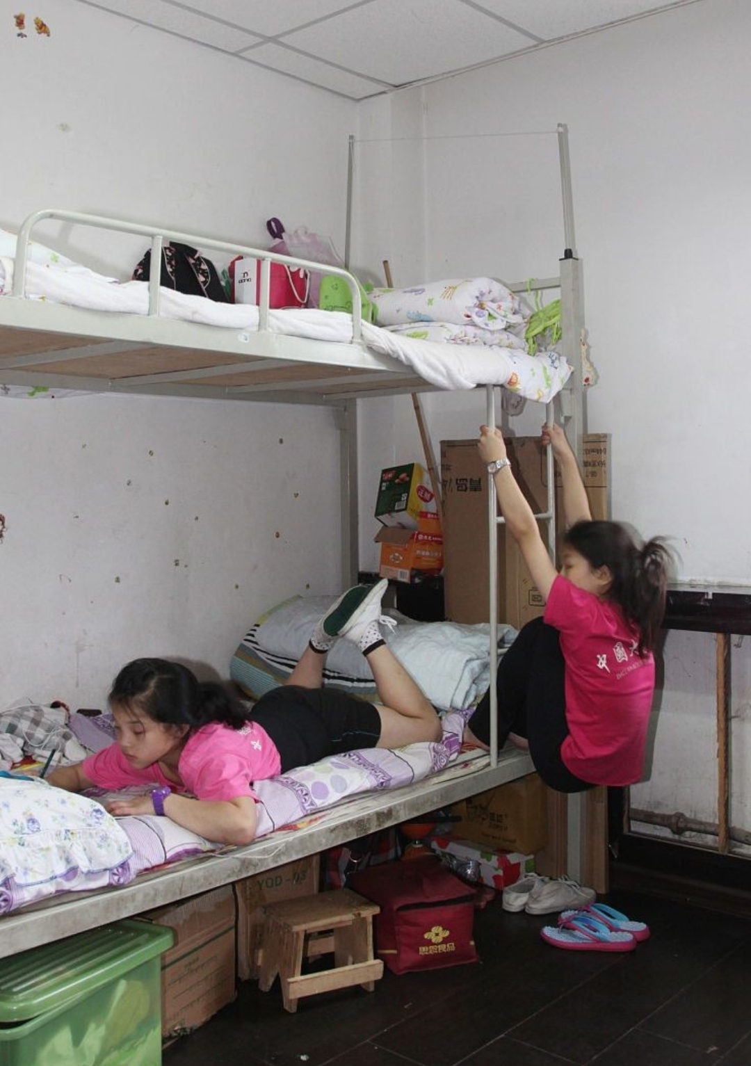 我初中住宿的时候失眠,等半夜了经常能听到楼道里有女的撕心裂肺的