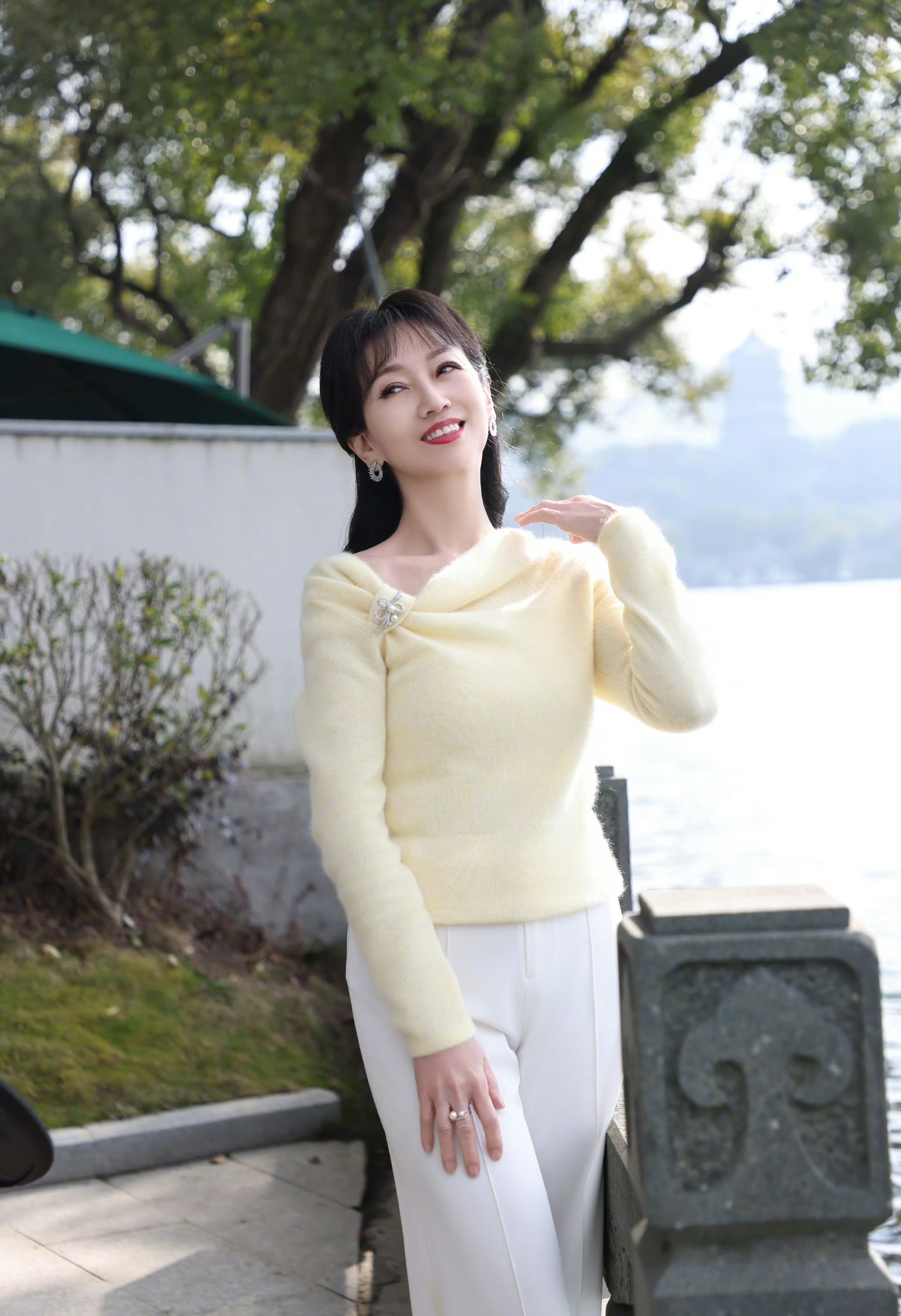 不老女神赵雅芝远处山峦起伏湖水澄澈 沉醉在这无边的春色