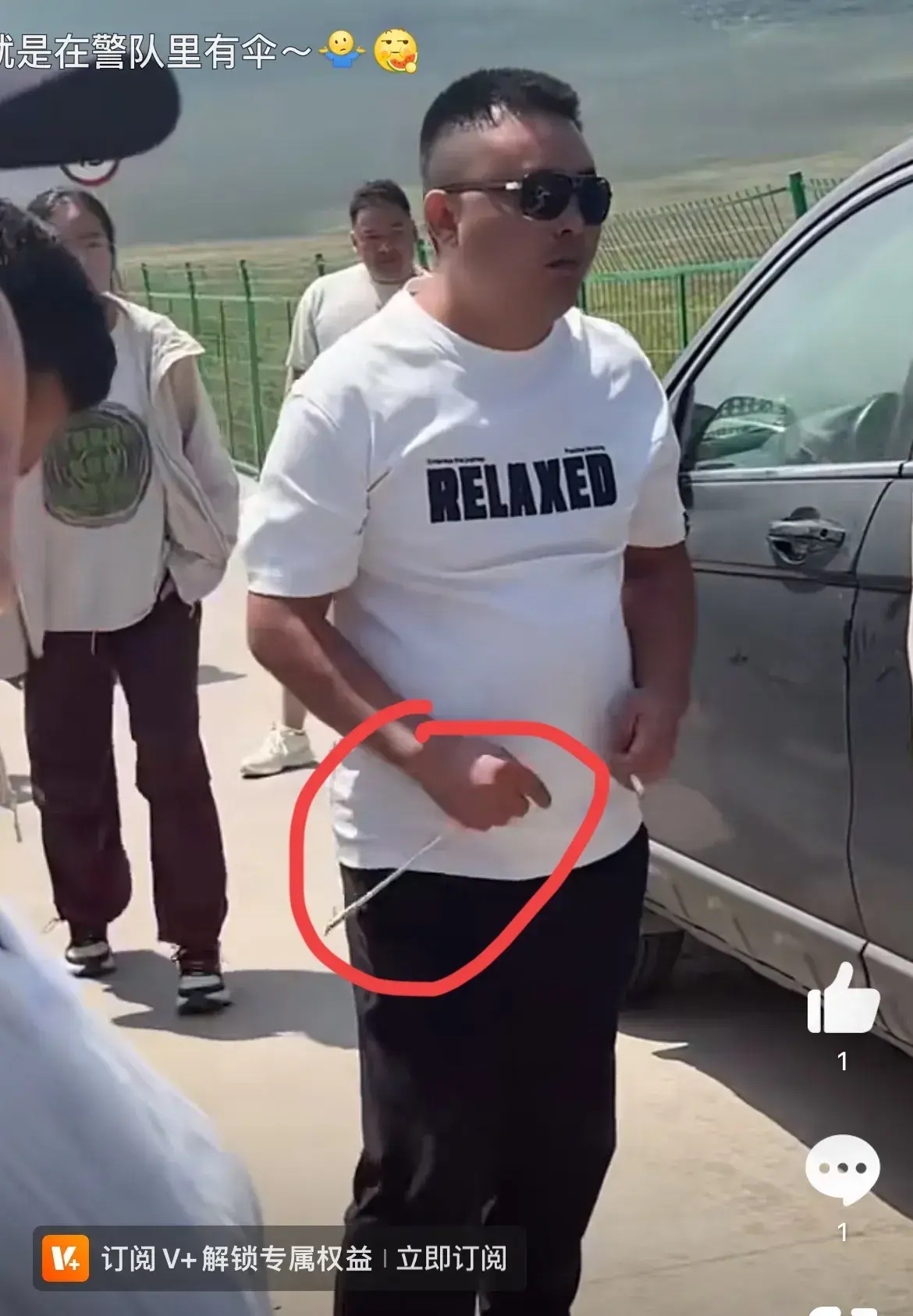 有个司机逆行堵路手里还攥着把长螺丝刀威胁人几百台车全被他卡那儿