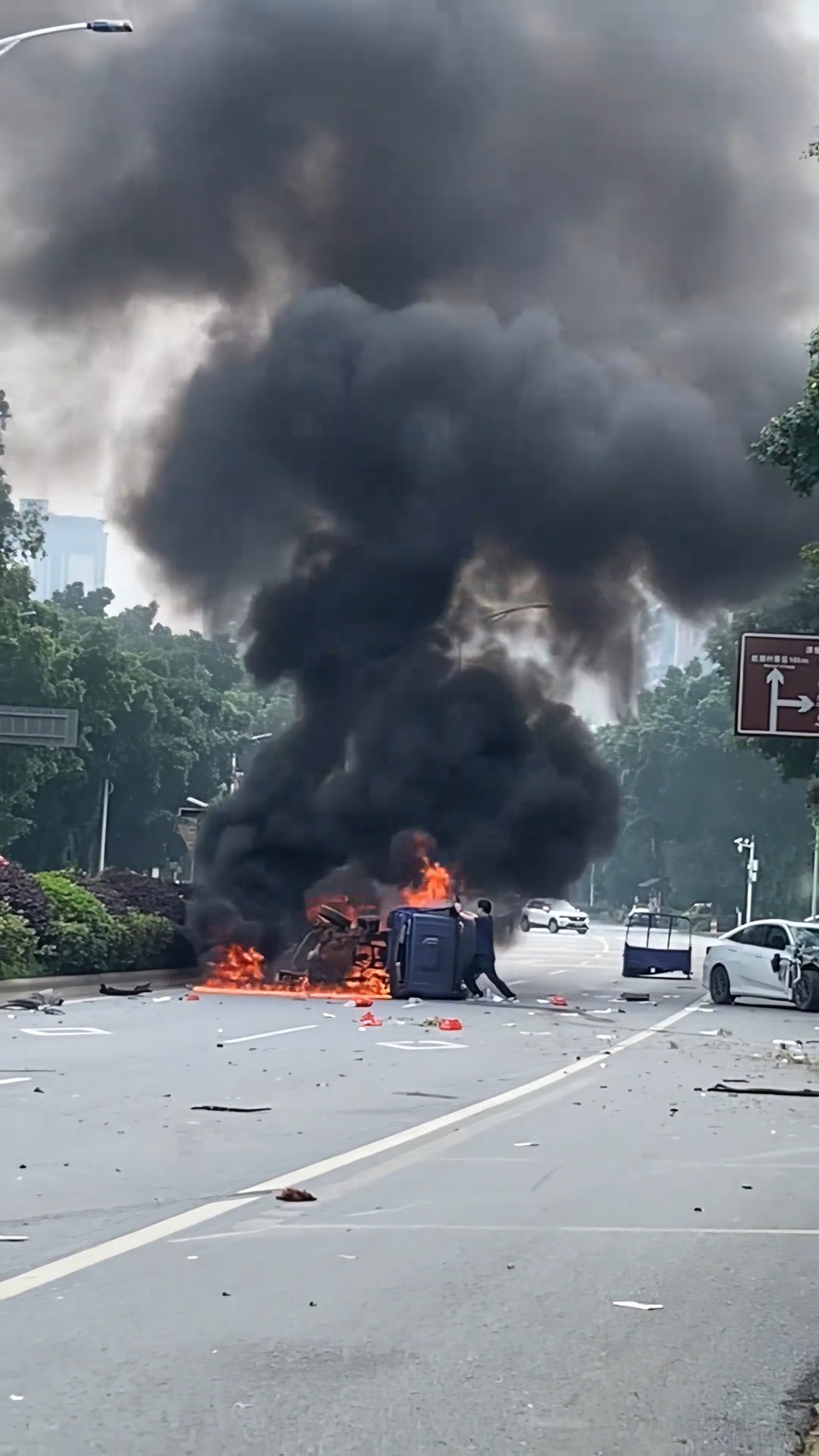 没有丝毫犹豫,不顾熊熊烈火和随时可能爆炸的危险,毫 汽车碰撞爆炸