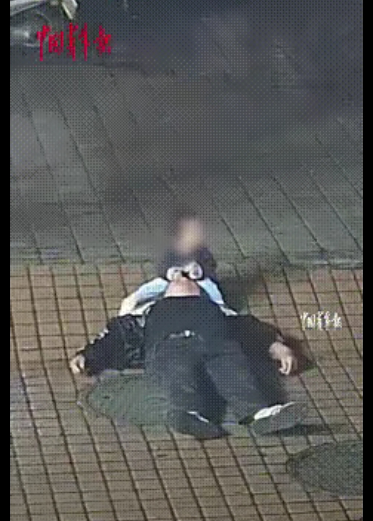 走孩子回家可是在回家的路上男子突然摔倒昏迷小孩抱着父亲的头哭喊