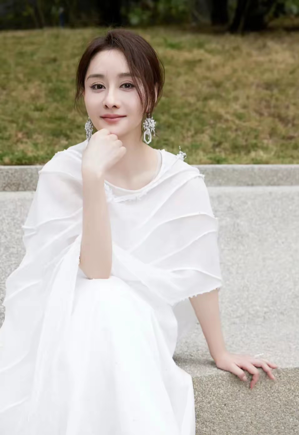 陈德容一袭白色长裙亮相,高领披风极具设计感,仙气拉满,裙身刺绣梦幻