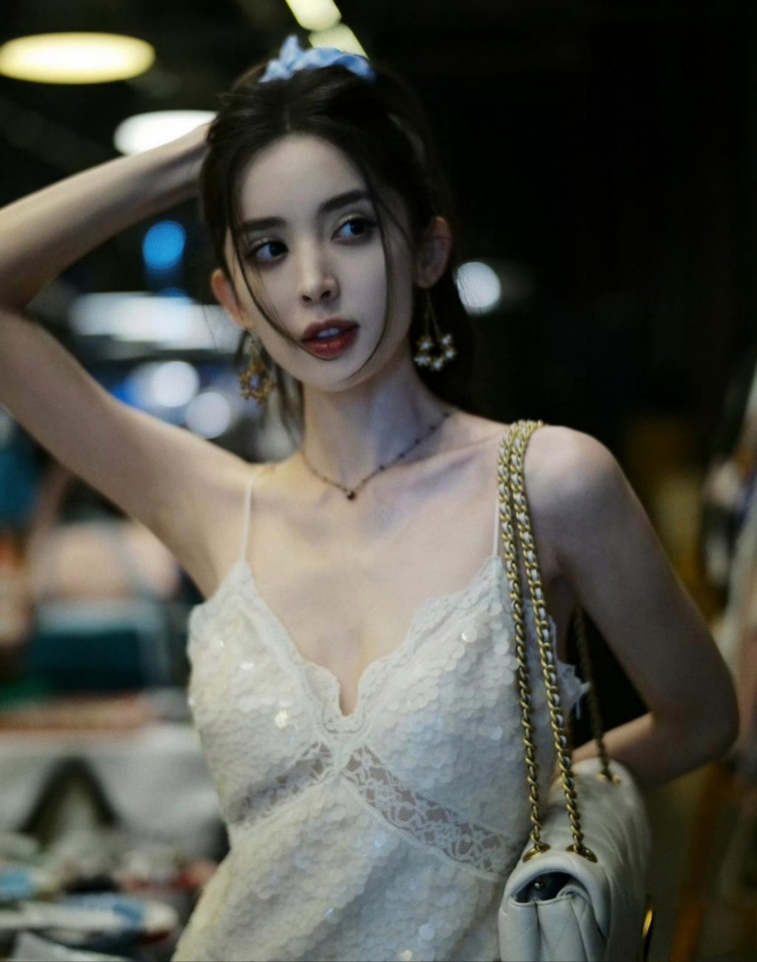 古力娜扎身着白色吊带毛绒裙,软糯又吸睛