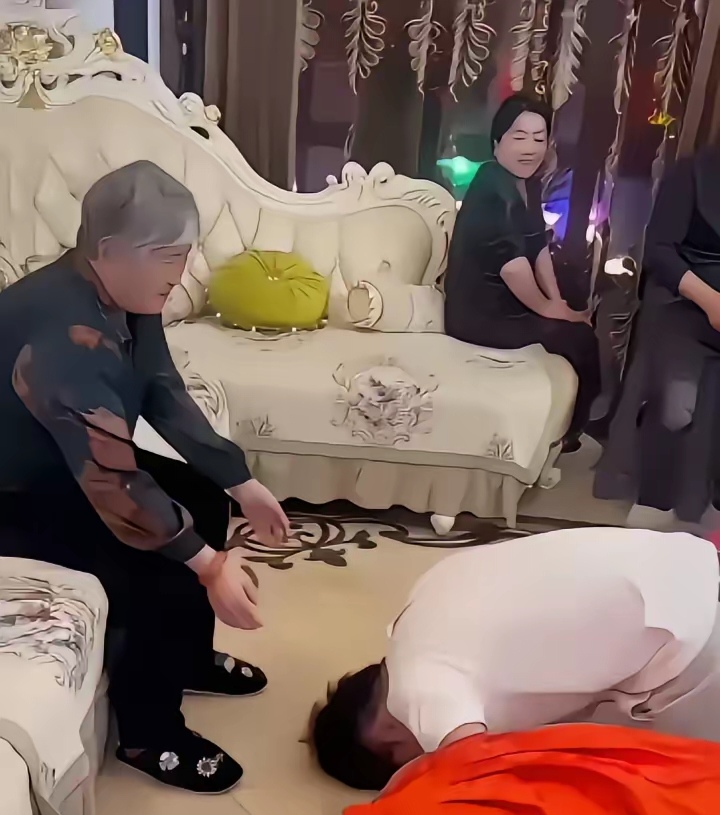 大年初一辛巴带着自己的老婆孩子风风光光地回老家给九十岁的姥姥磕头