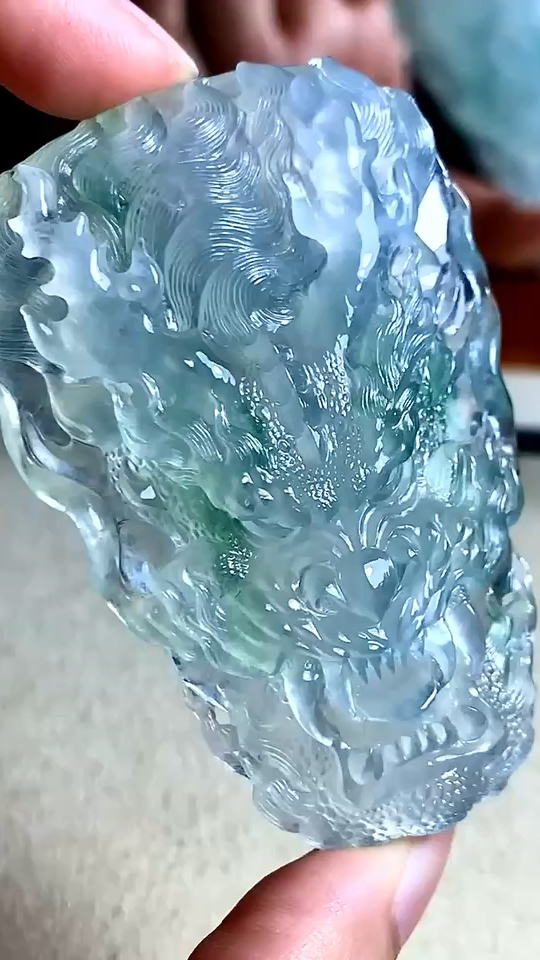天然缅甸翡翠玻璃种起胶带飘花灵动霸气龙头