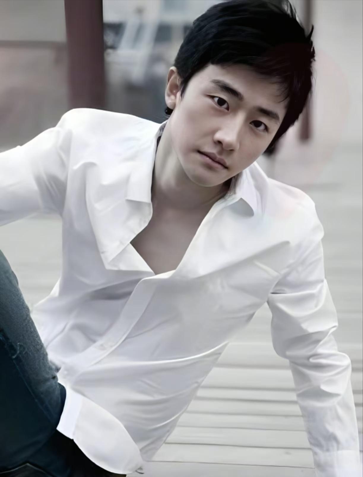 这段文字讲述了黄轩从童年到事业起步阶段的经历,充满了坎坷与成长的