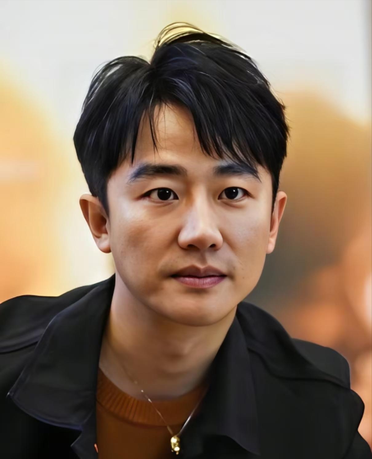 这段文字讲述了黄轩从童年到事业起步阶段的经历,充满了坎坷与成长的