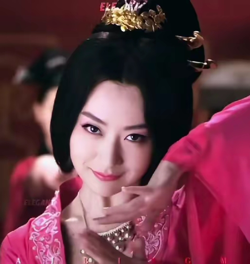 她被成龙钦点,曾在2010年的穿越剧《神话》中饰演图安公主玉漱而走红