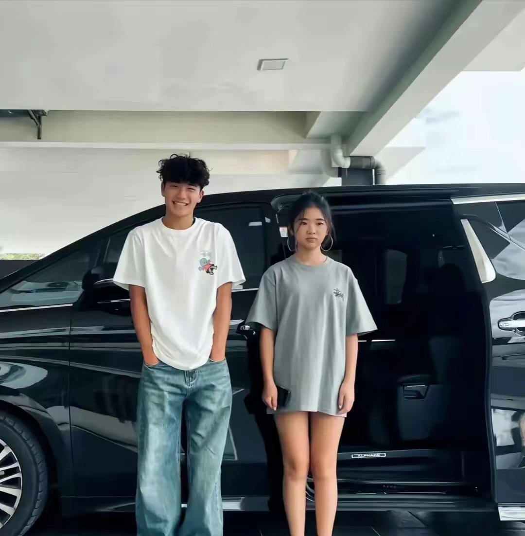 曹格家女儿grace长大啦真的是女大十八变现在都出落成漂亮姑娘咯