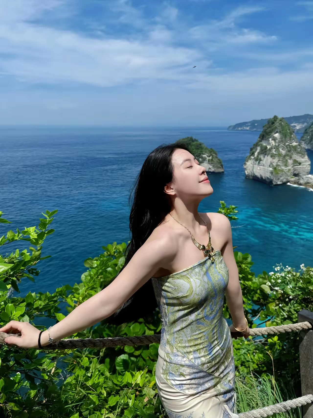 大海蓝汪汪的,礁石奇形怪状,旁边还有绿油油的植被,就跟画里的一模一
