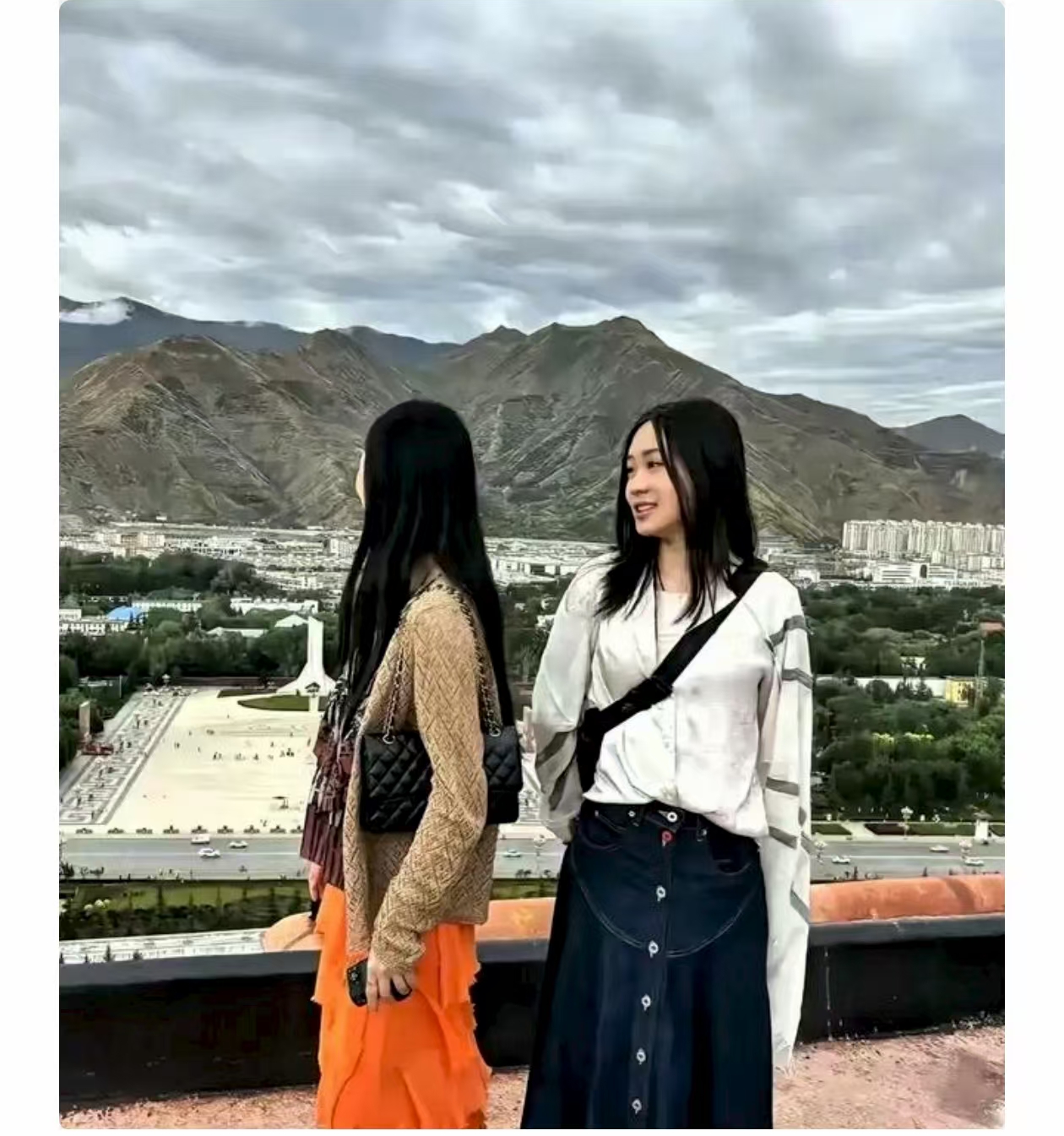 李连杰与黄秋燕育有两女李思和李苔蜜