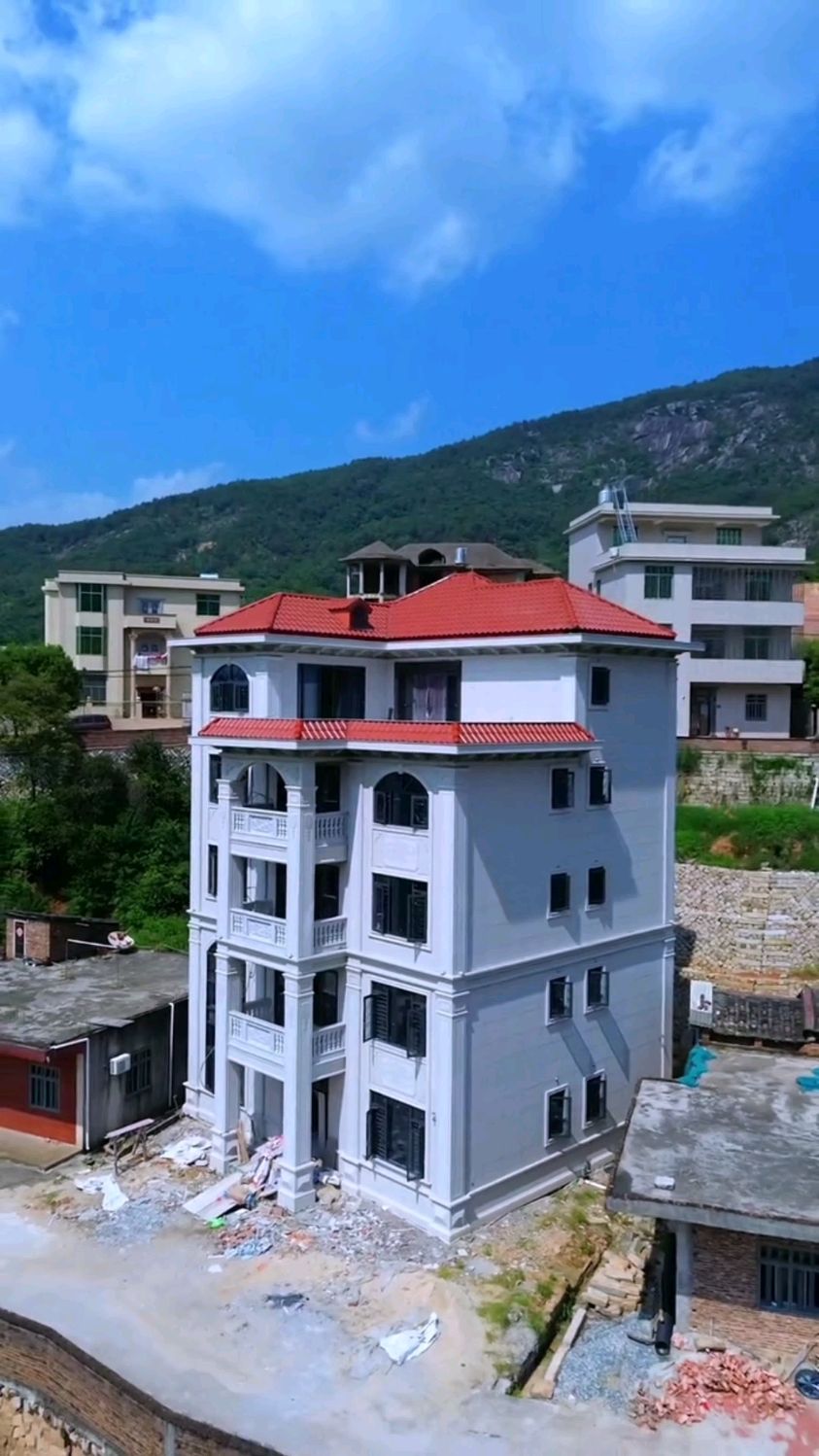 农村自建房颜值天花板!红顶白墙太惊艳,看完想回村盖房了