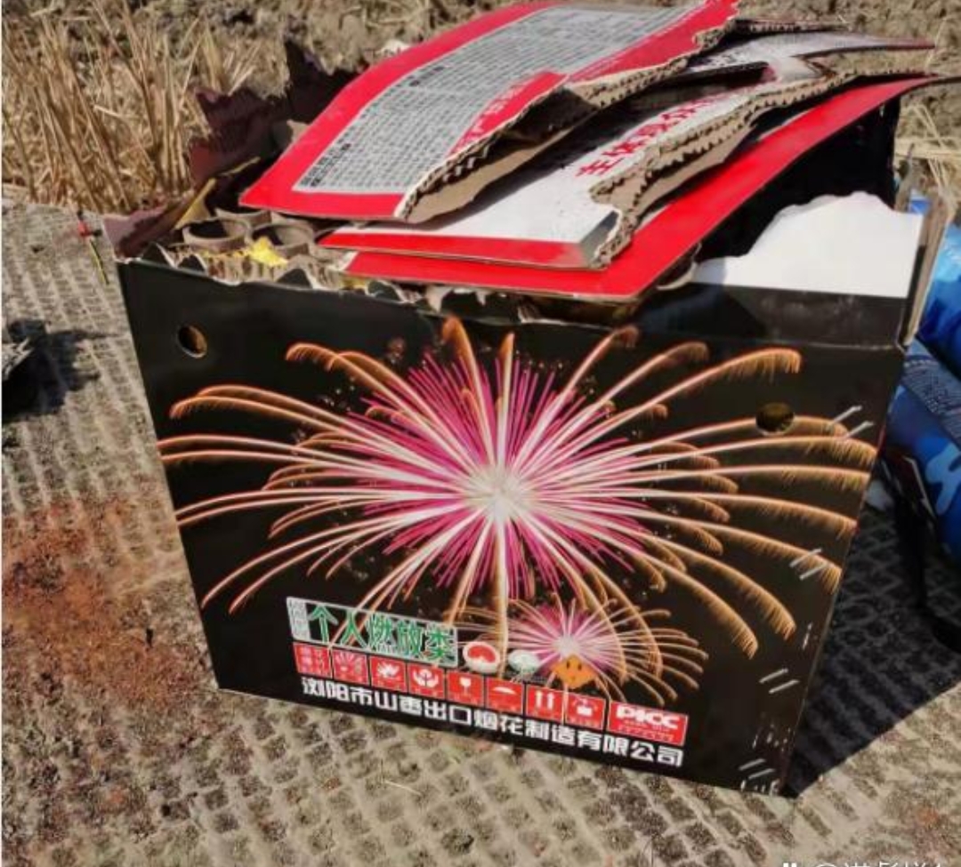 以前啊,这种烟花炮筒都是用硬纸板做的,那时候大家都乐意收