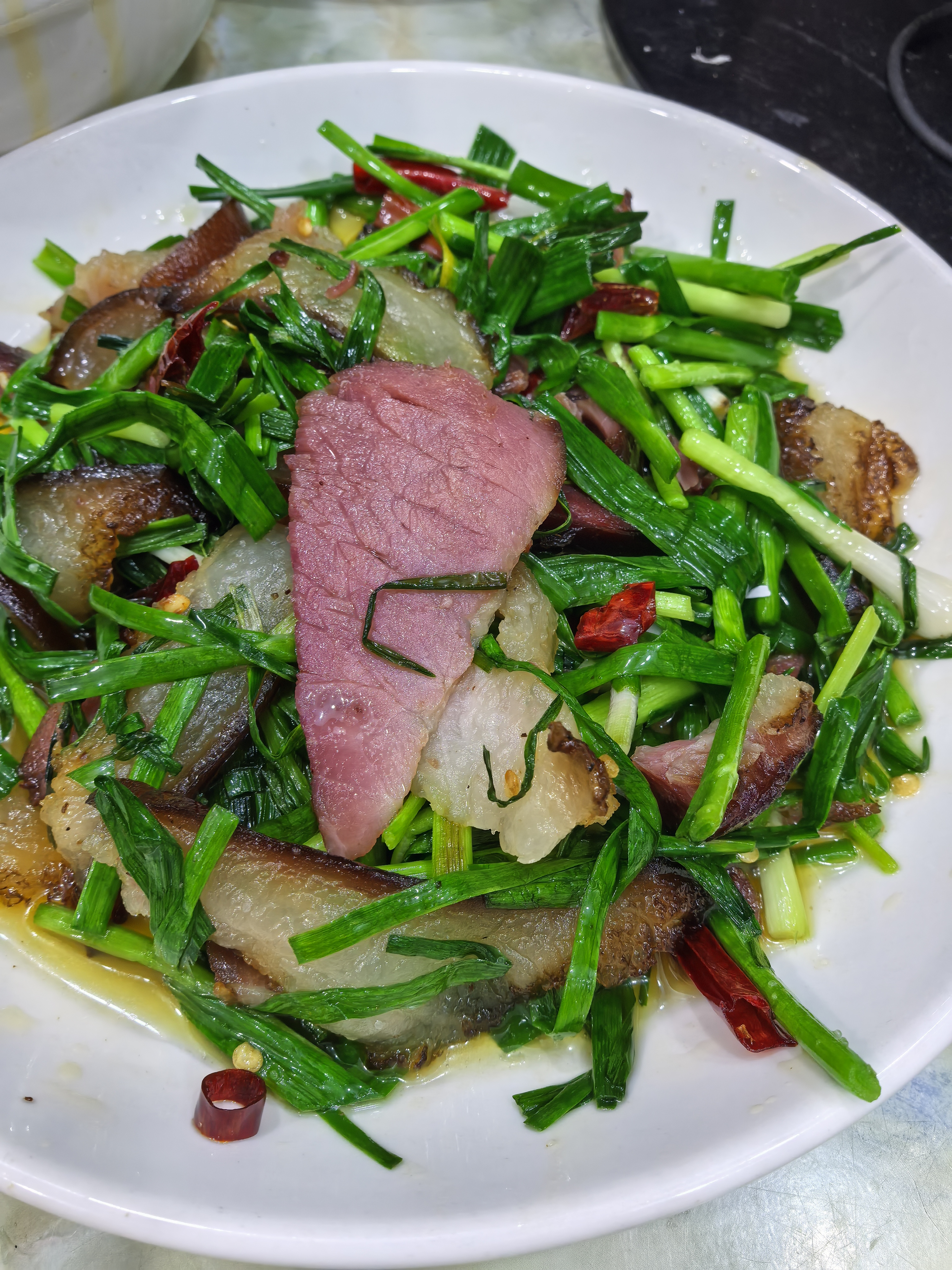 今天晚上吃腊肉炒蒜叶,冬笋炒肉