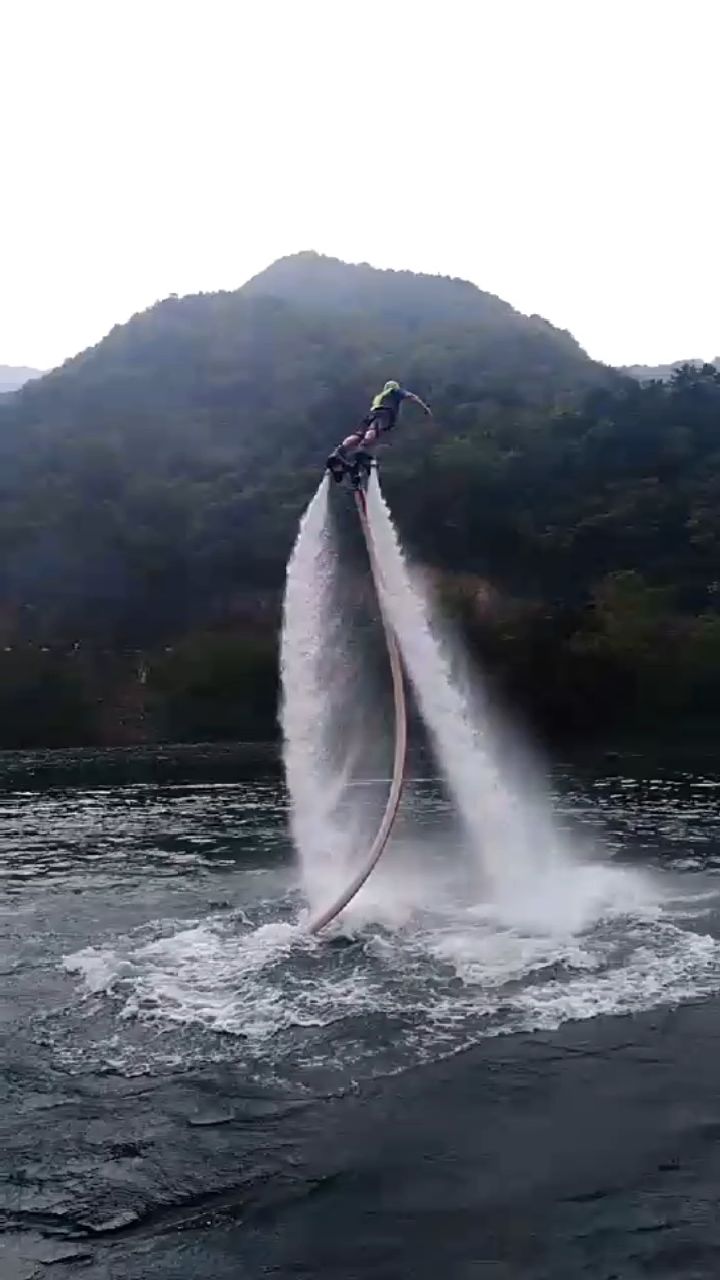 惊险刺激的水上飞人表演