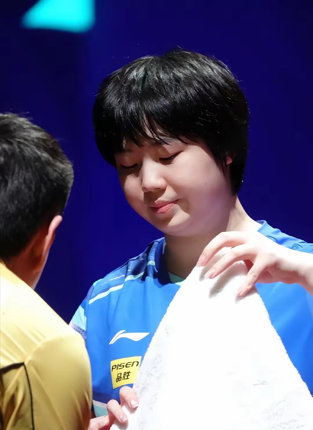 张本凌年轻时也很优秀 是四川省队的一名乒乓球主力贤淑善良的她自从