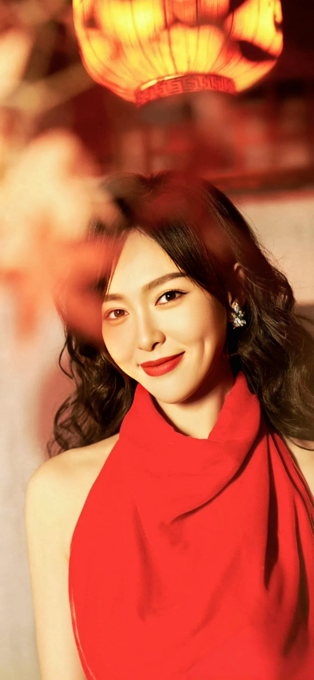 唐嫣红色连衣裙,大方秀美背,唇红齿白笑容灿烂,少女感迎面扑来