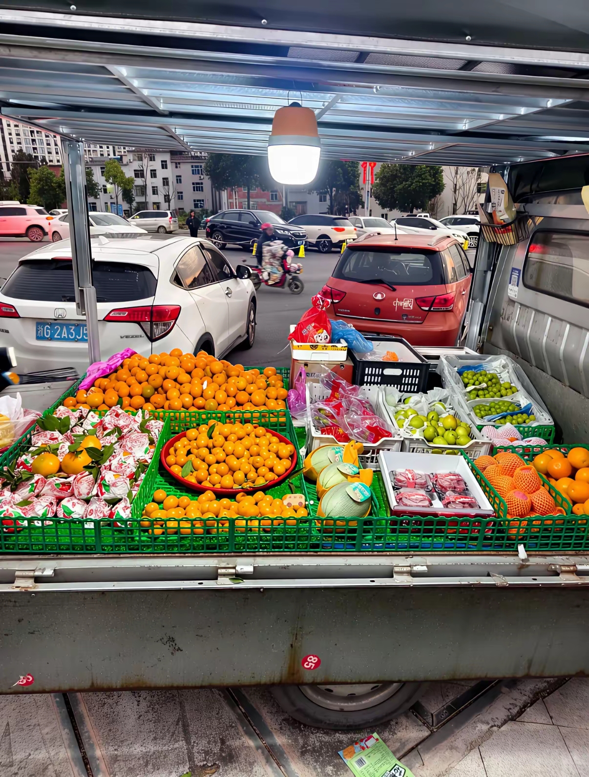 路边卖水果的卡车水果批发市场图片大全大图汽车流动水果摊位车图片