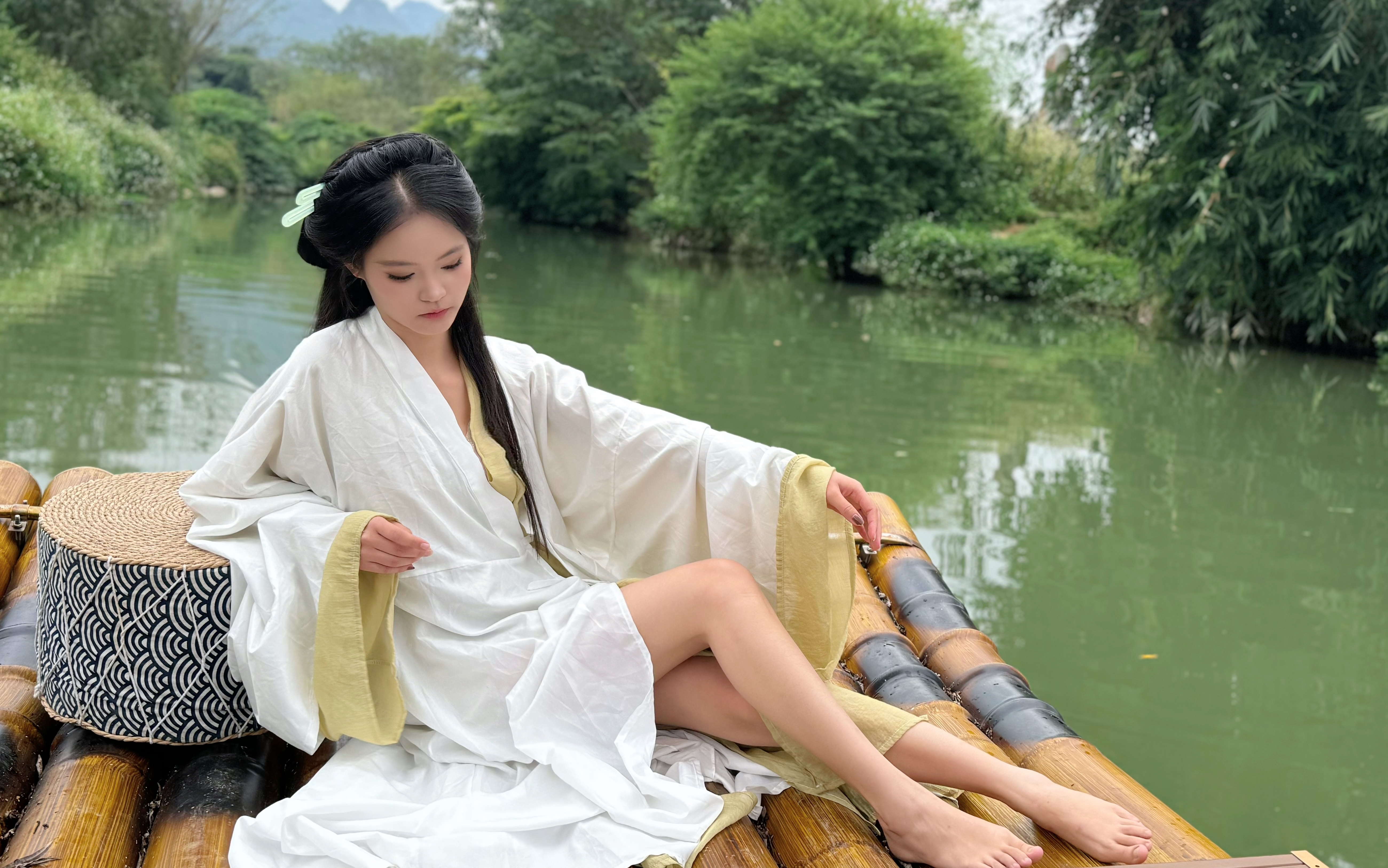 古装光脚丫古装侠女脱靴子洗脚古装女生光腿美女光脚穿古装