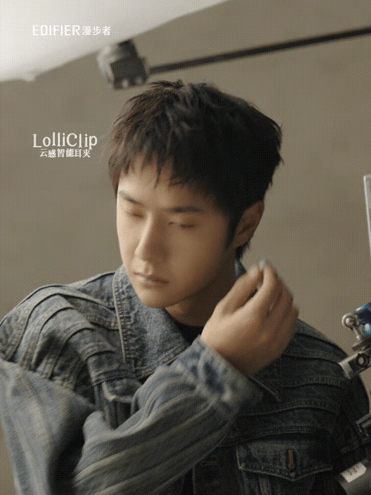 原来这个耳机不是这样戴的啊!王一博解锁新的戴法!