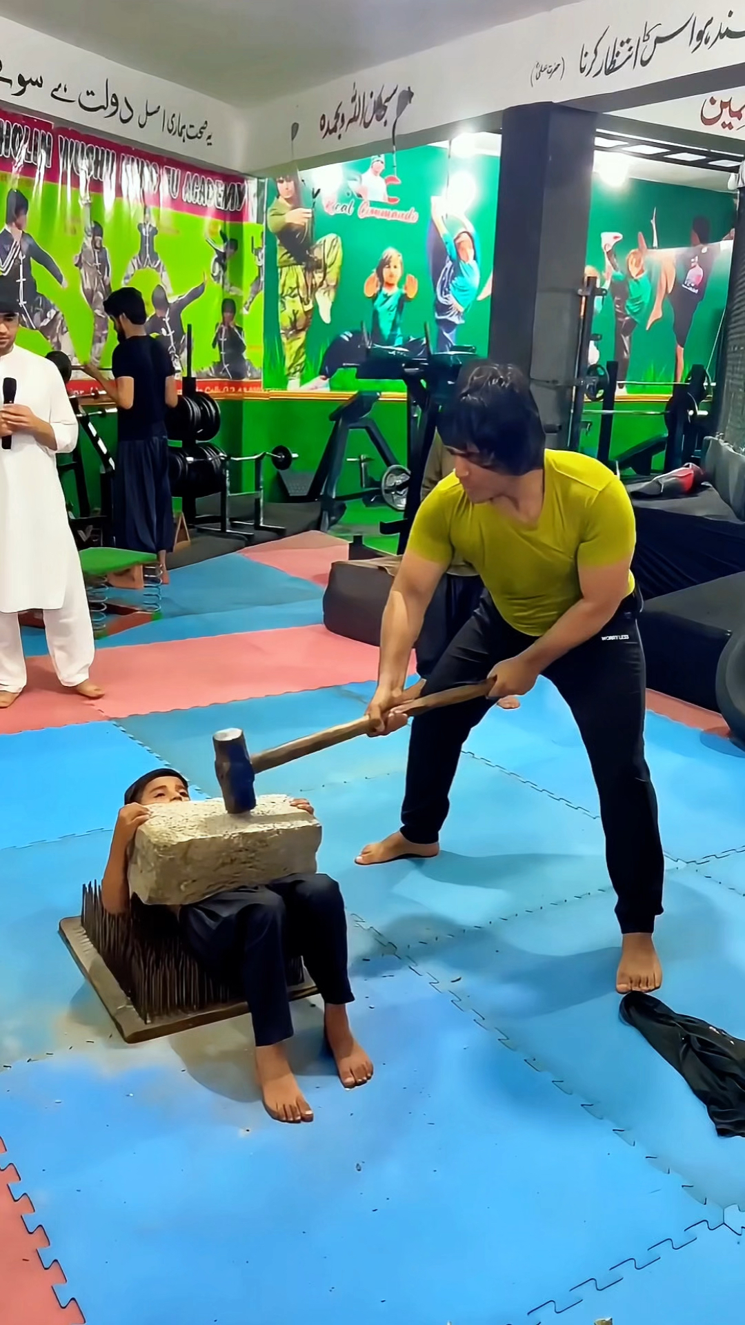 国外的牛人真多,男孩展示胸口碎大石