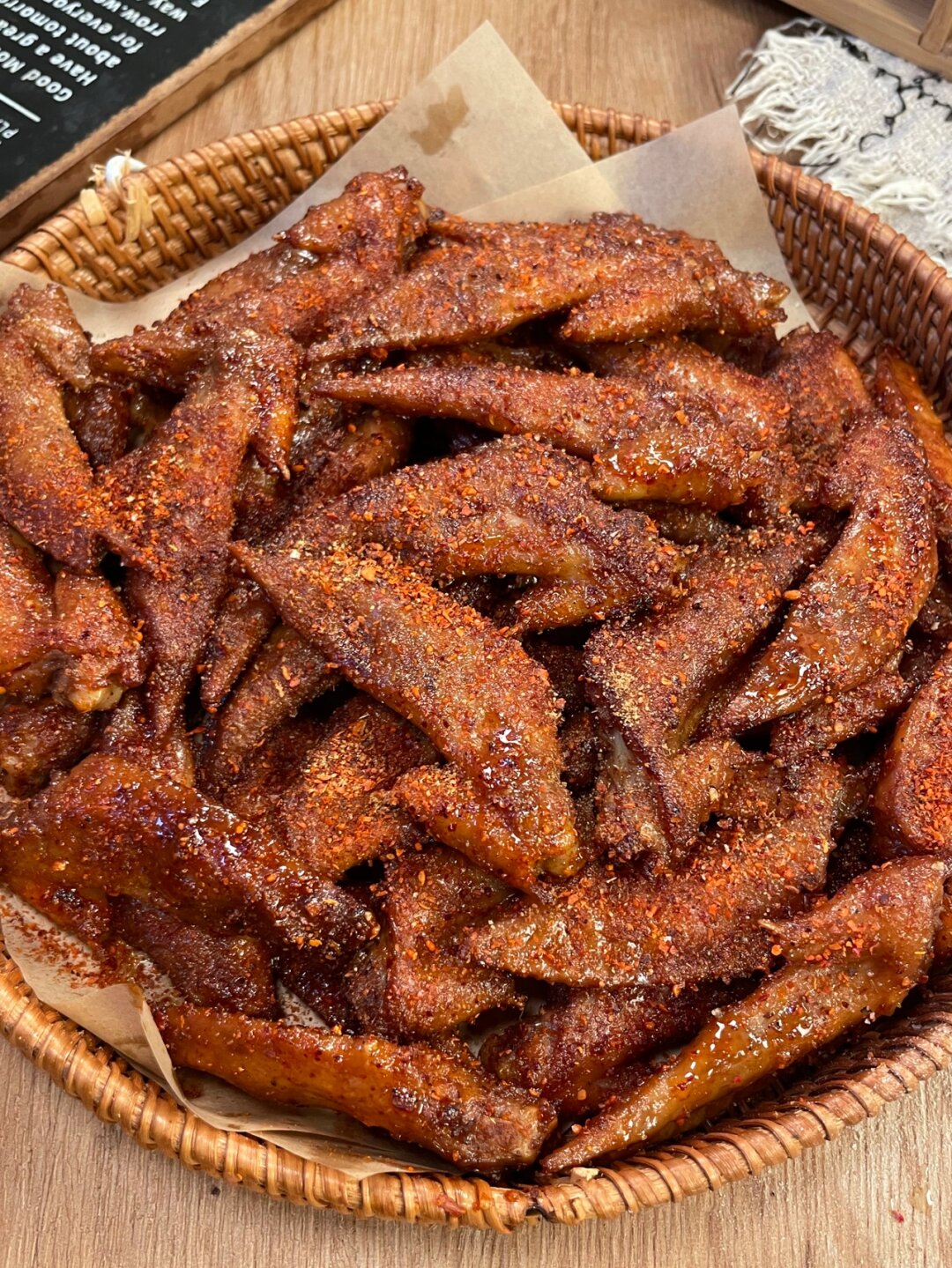 但是炸出来翅尖脆香里面的肉入味嫩滑你们真要去试试~ 香辣鸡翅尖
