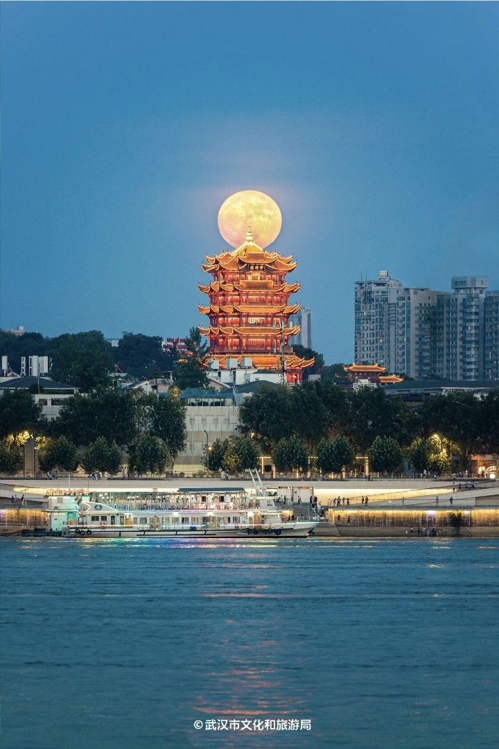 享受爱情的人, 那些在婚姻里过的幸福的人, 恰恰也是一江边钟鼓楼图