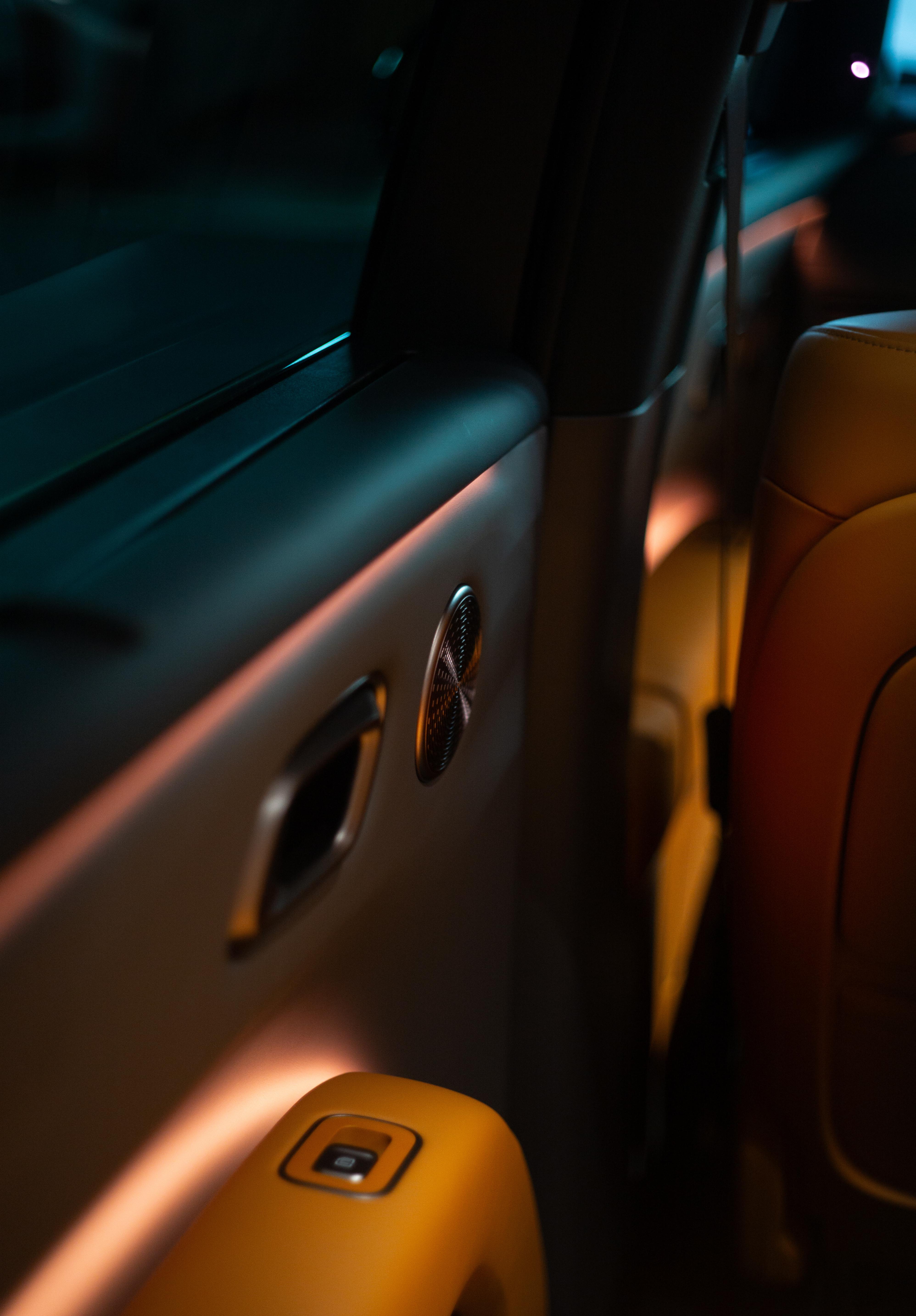 挑明说,感觉理想i8的内饰质感比l系更犀利,氛围灯还是环抱式,比起白天