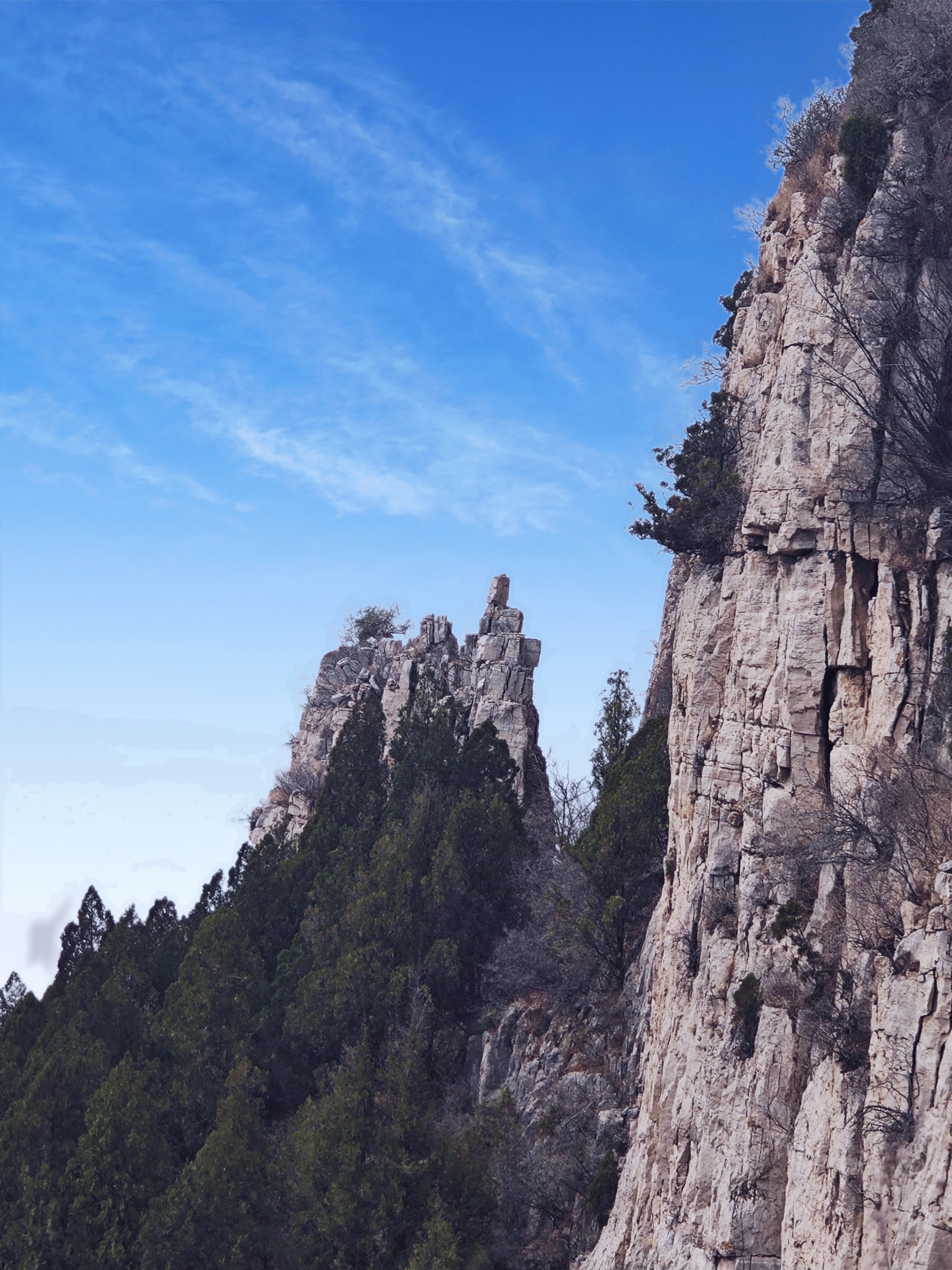 鹰嘴峰的海拔为961米,形似巨大的老鹰嘴矗立在