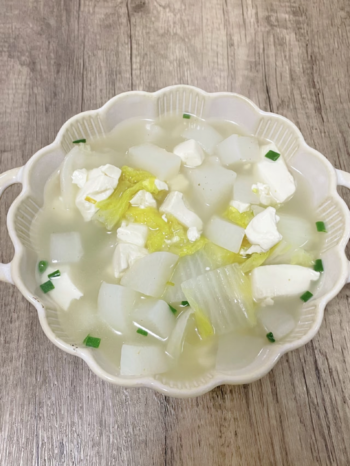 食材和做法都超级简单:  就是白菜,白萝卜,豆腐