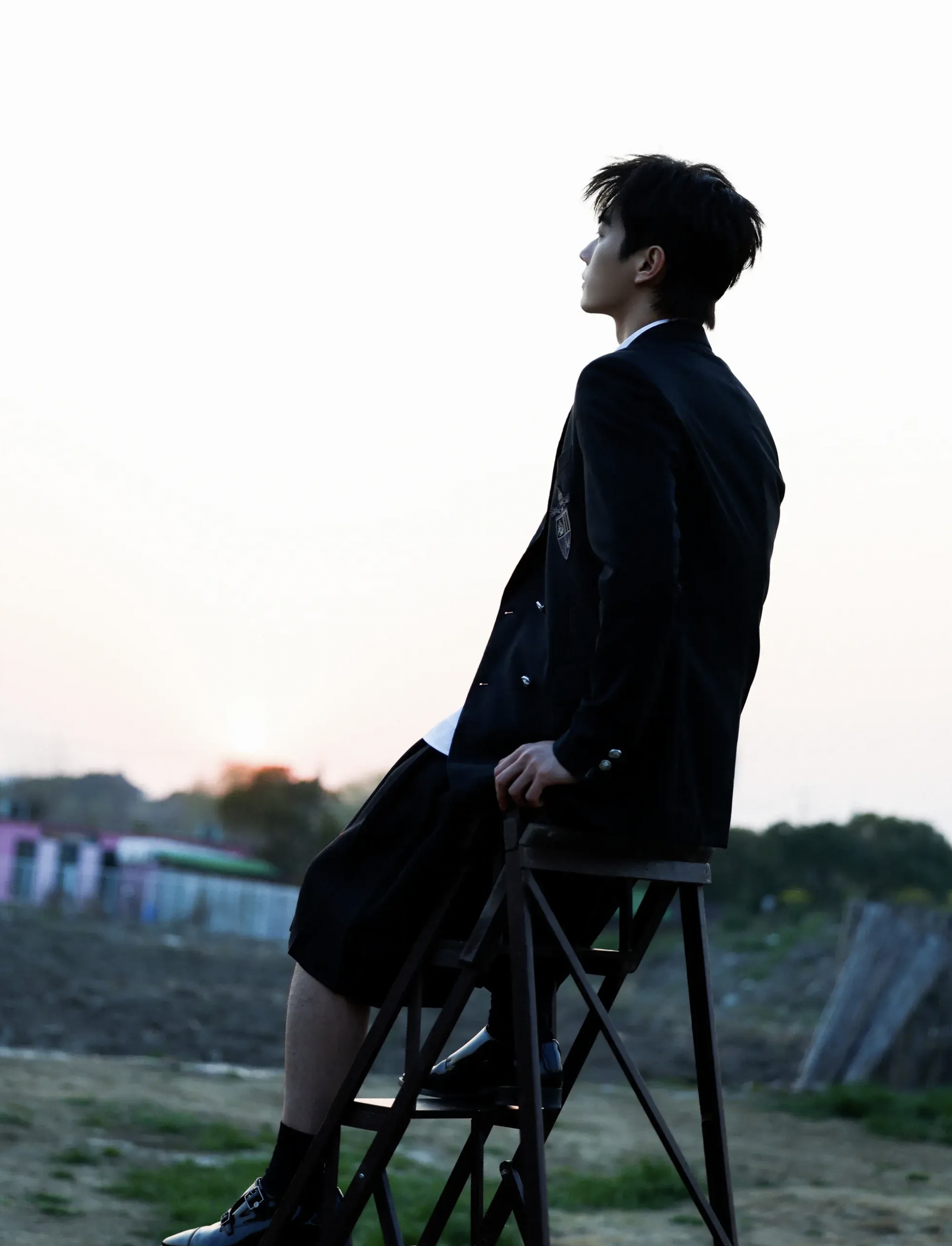 许凯的侧颜杀真的好帅,在落日余晖里,独坐高凳,凝望远方梦的方向