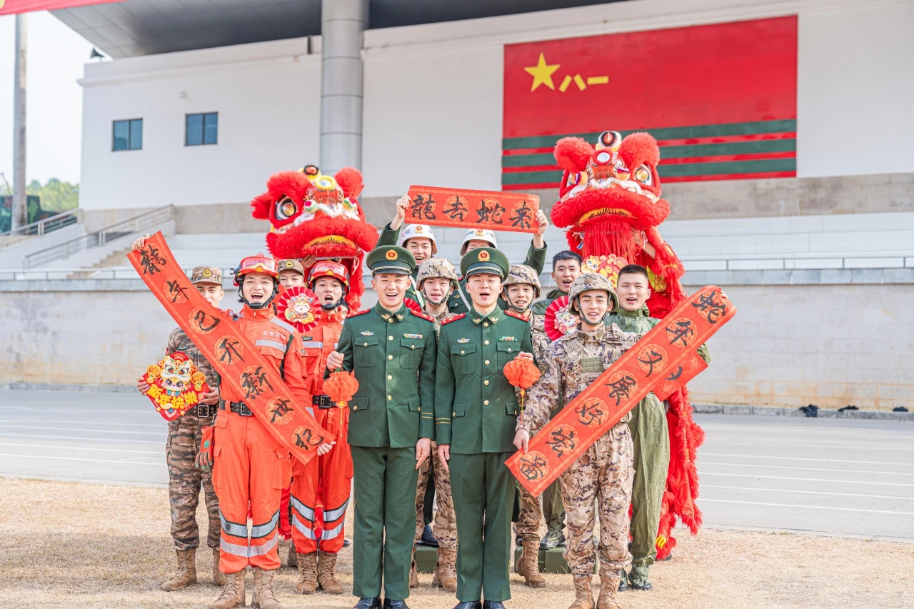大家都沉浸在这欢乐的氛围中   而咱们的兵哥