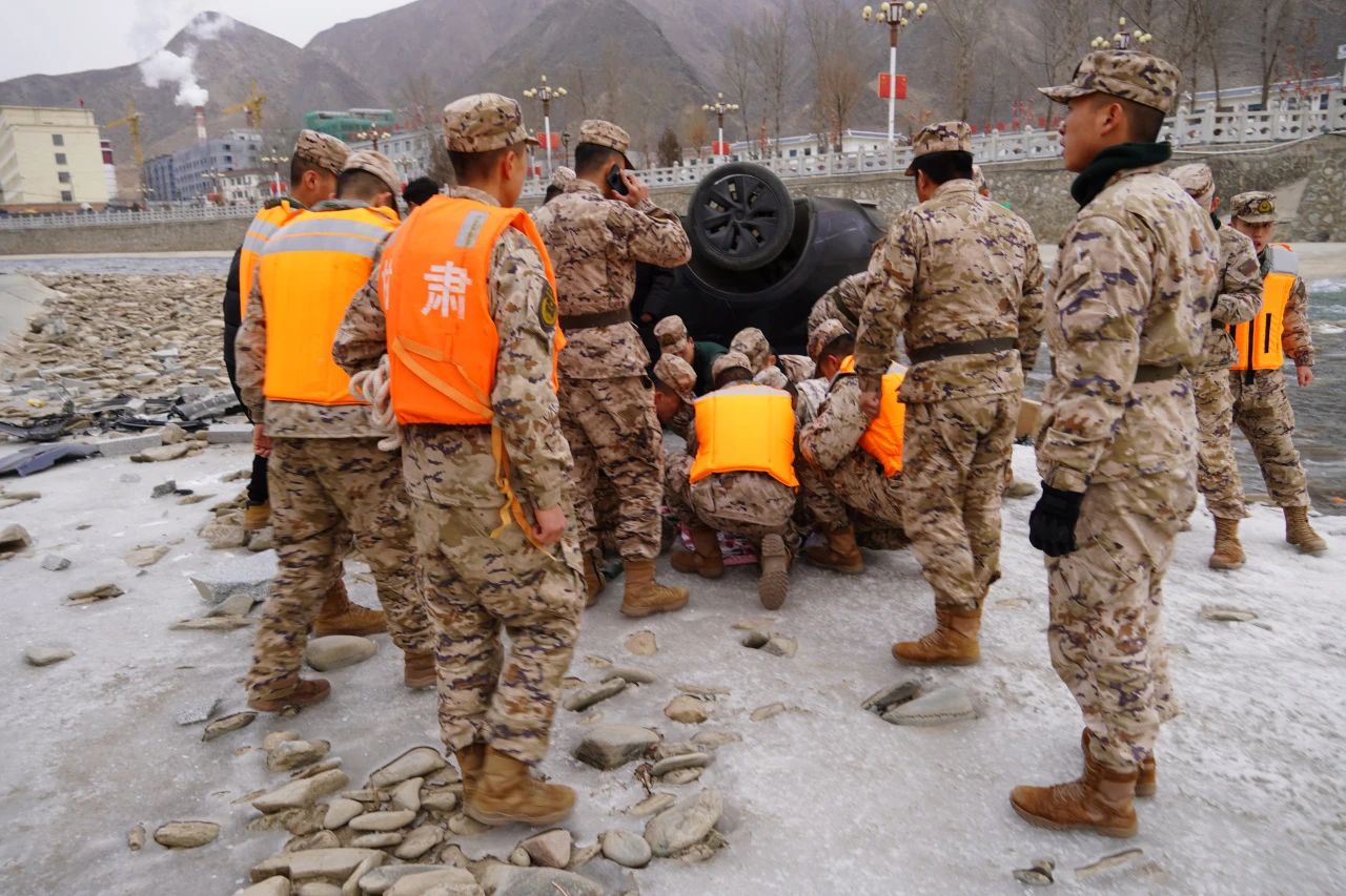 部队哲蚌寺执行封控任务照片部队季节性事故军人开车撞人民东宁边检打