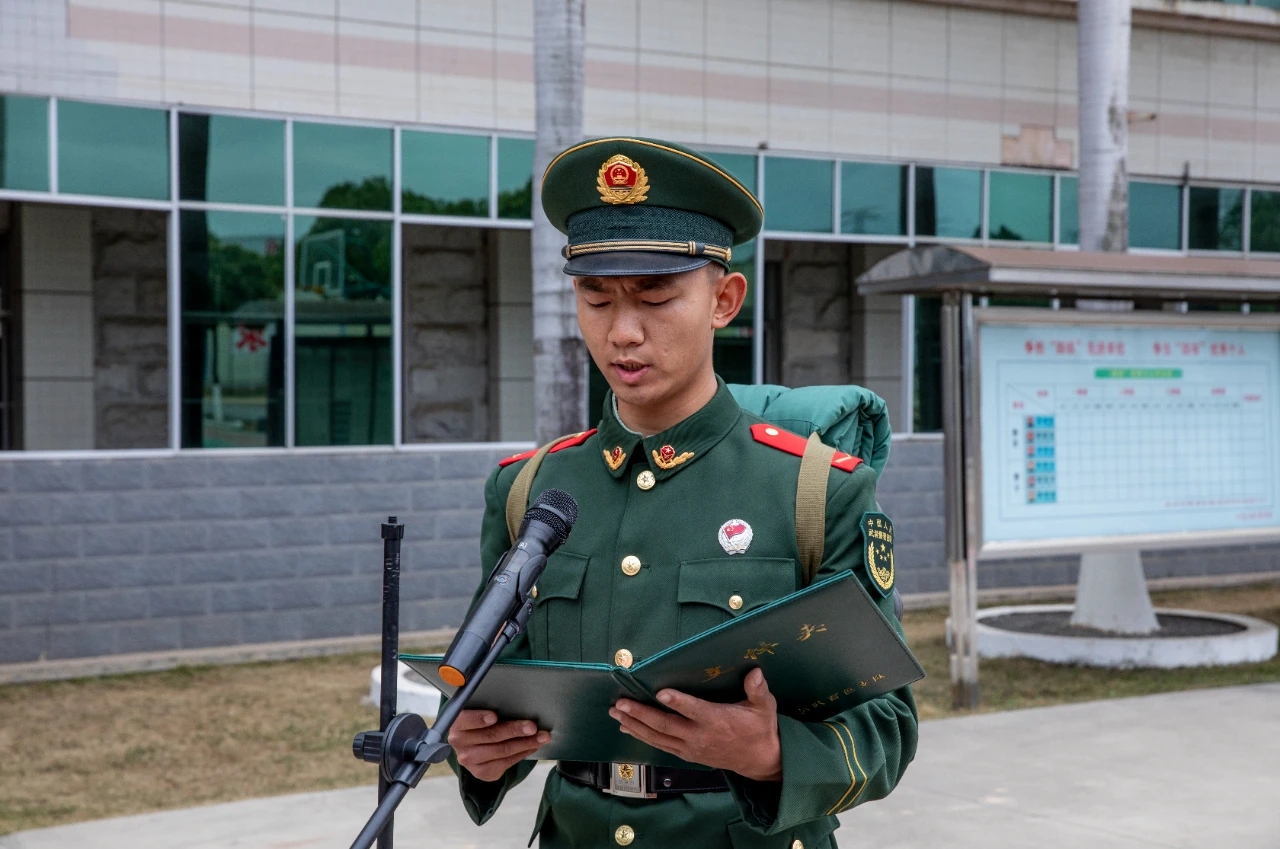 在支队新兵下队仪式上新兵们