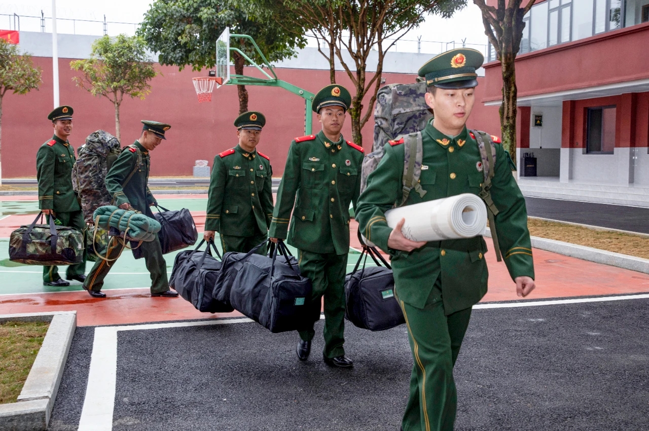 图片辽宁沈阳武警卸军衔火车站照片武警镇江小衣庄部队照片武警拉杆箱
