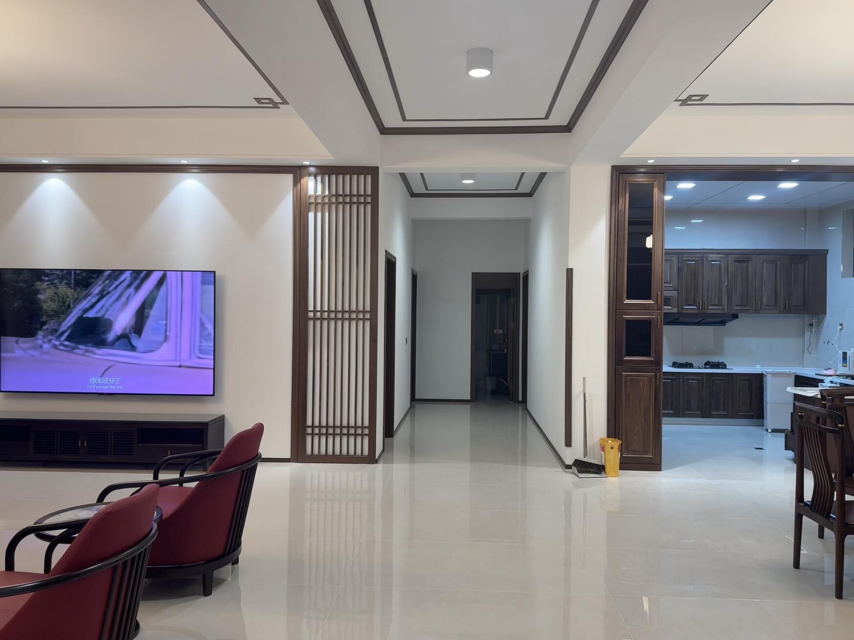 220平一层的房子,装修新中式风格,目前基本的家具都搬进来布置好了