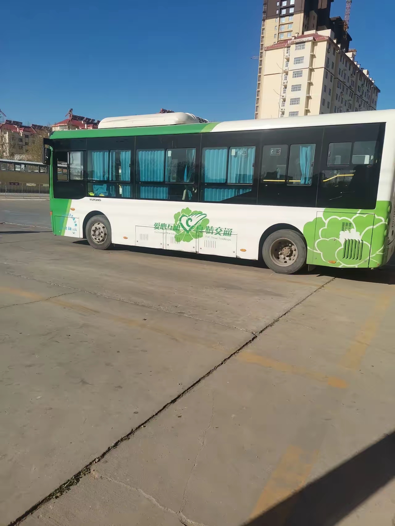 今天乘公交车,有一位四十多岁的女人,一手拿着铁锨,一手拿着一袋金