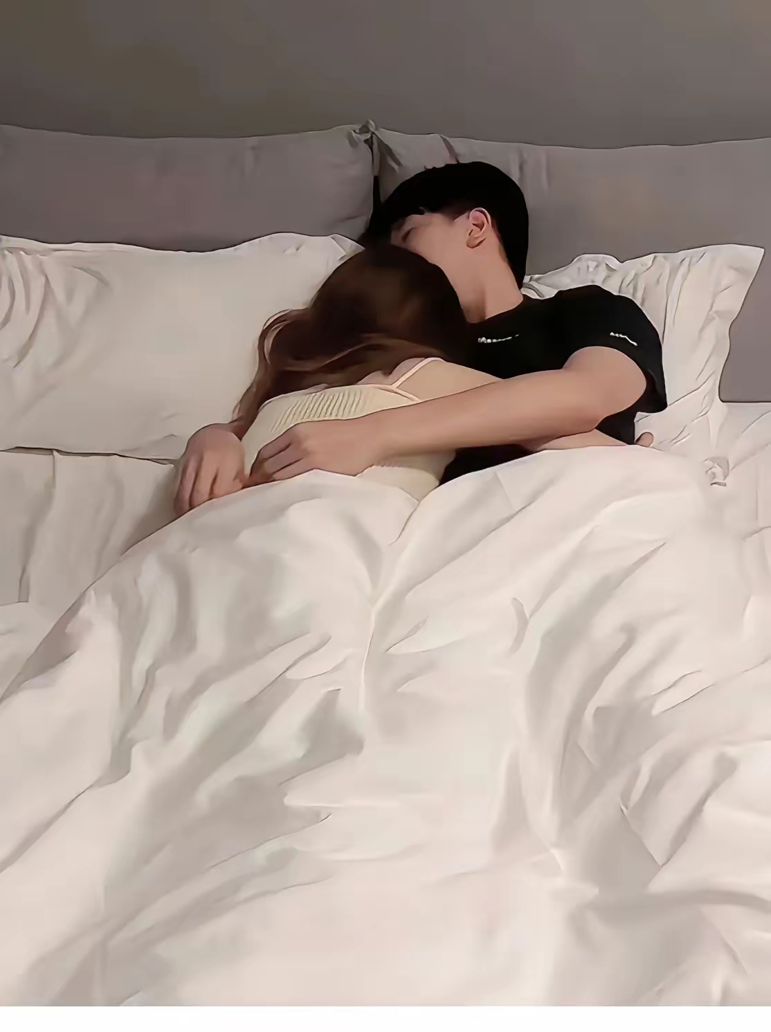 情侣在卧室情侣床照头埋在胸口搂着睡照片一男一女在宾馆男女床头照片