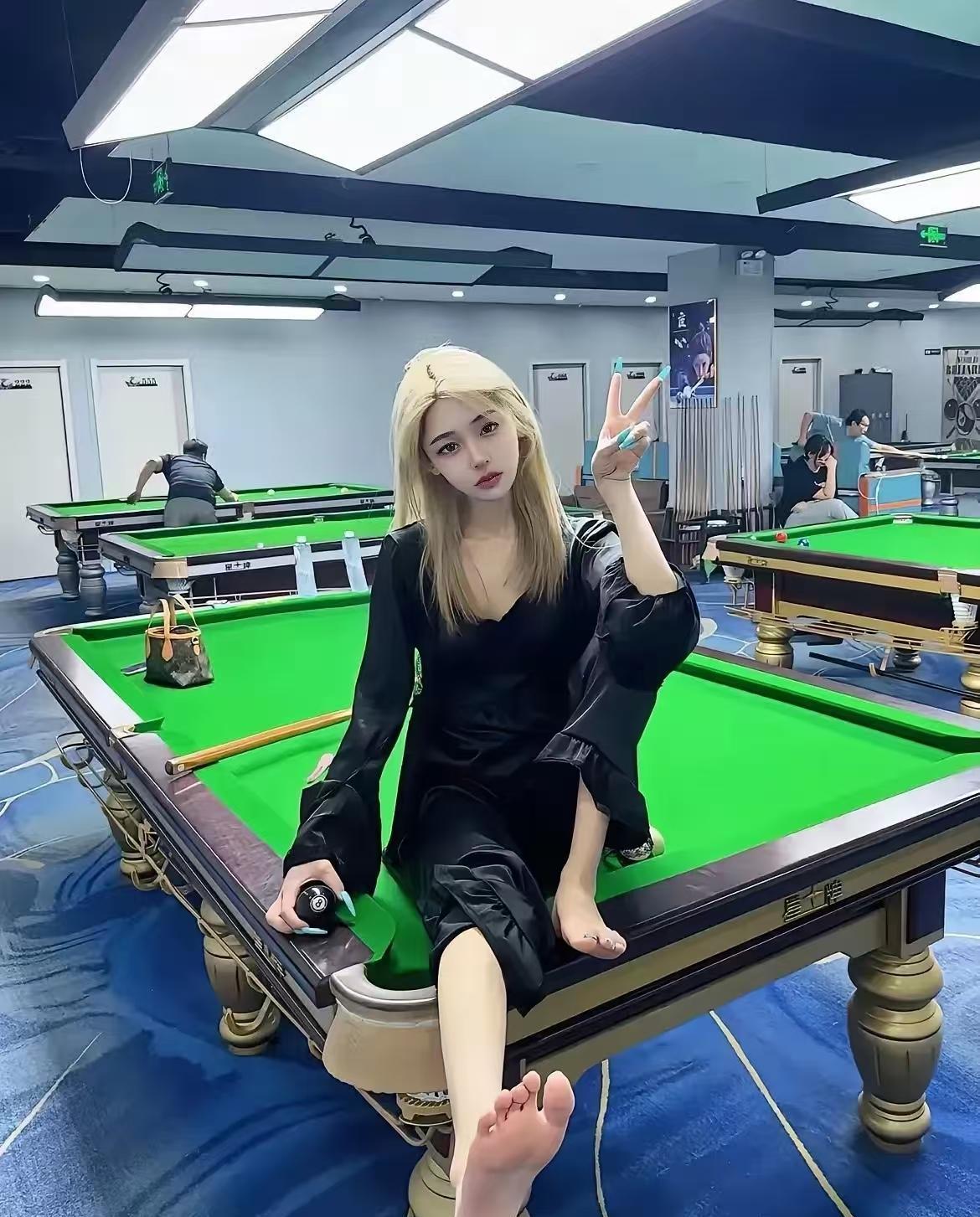 一件是江苏某台球厅凌晨四点的"陪玩"风波,另一件是杭州小伙找十个